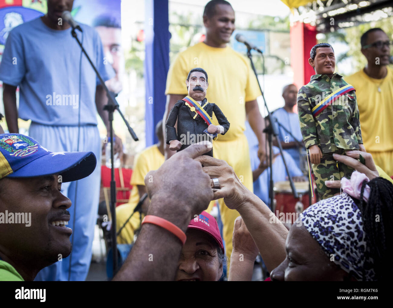 Caracas, Venezuela. 29 gen, 2019. I sostenitori del Presidente Nicolas Maduro Moros mostrano il loro sostegno per il loro leader in un concerto musicale al di fuori del palazzo presidenziale di miraflores a Caracas, in Venezuela il 29 gennaio 2019. Credito: Elyxandro Cegarra/ZUMA filo/Alamy Live News Foto Stock