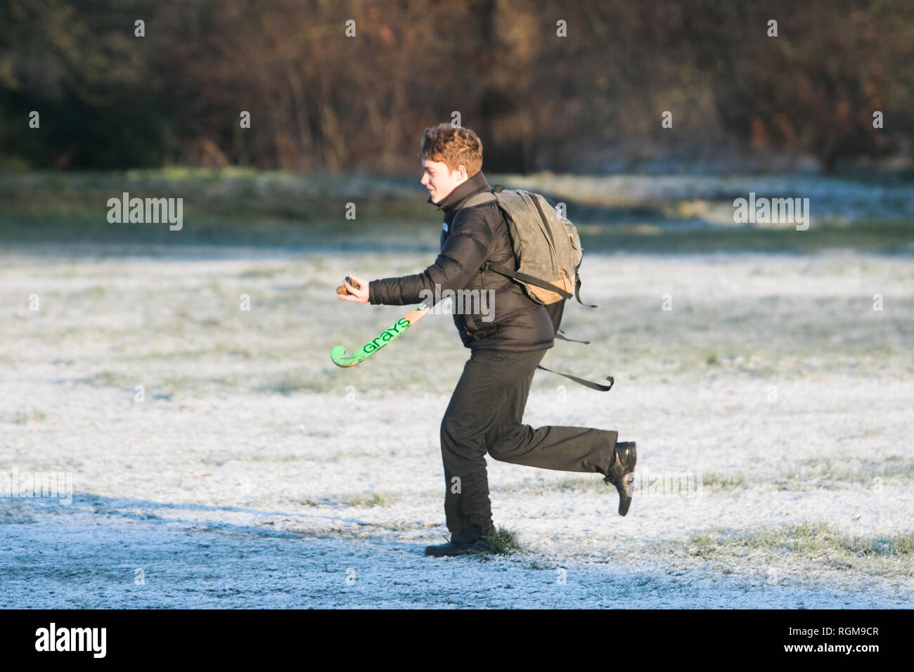 Londra REGNO UNITO. Il 30 gennaio 2019. La gente a piedi su Wimbledon Common coperti in pesante la brina e il ghiaccio su un terribilmente freddo mattino come le temperature scendono al di sotto di credito di congelamento: amer ghazzal/Alamy Live News Foto Stock