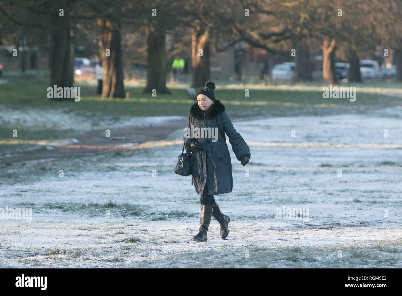 Londra REGNO UNITO. Il 30 gennaio 2019. La gente a piedi su Wimbledon Common coperti in pesante la brina e il ghiaccio su un terribilmente freddo mattino come le temperature scendono al di sotto di credito di congelamento: amer ghazzal/Alamy Live News Foto Stock