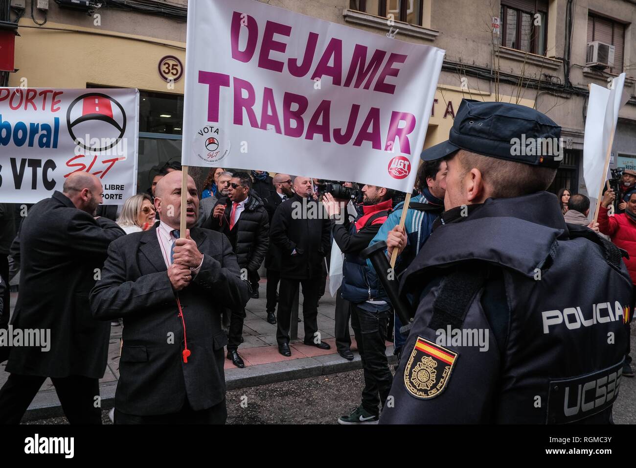 Il VTC veicoli di trasporto con autista, hanno dimostrato oggi la prima sede di Podemos e il PSOE, su Ferraz Street, protestando contro i violenti incidenti che hanno sofferto poiché i conducenti dei taxi ha cominciato le loro proteste contro di loro Cordon premere Foto Stock