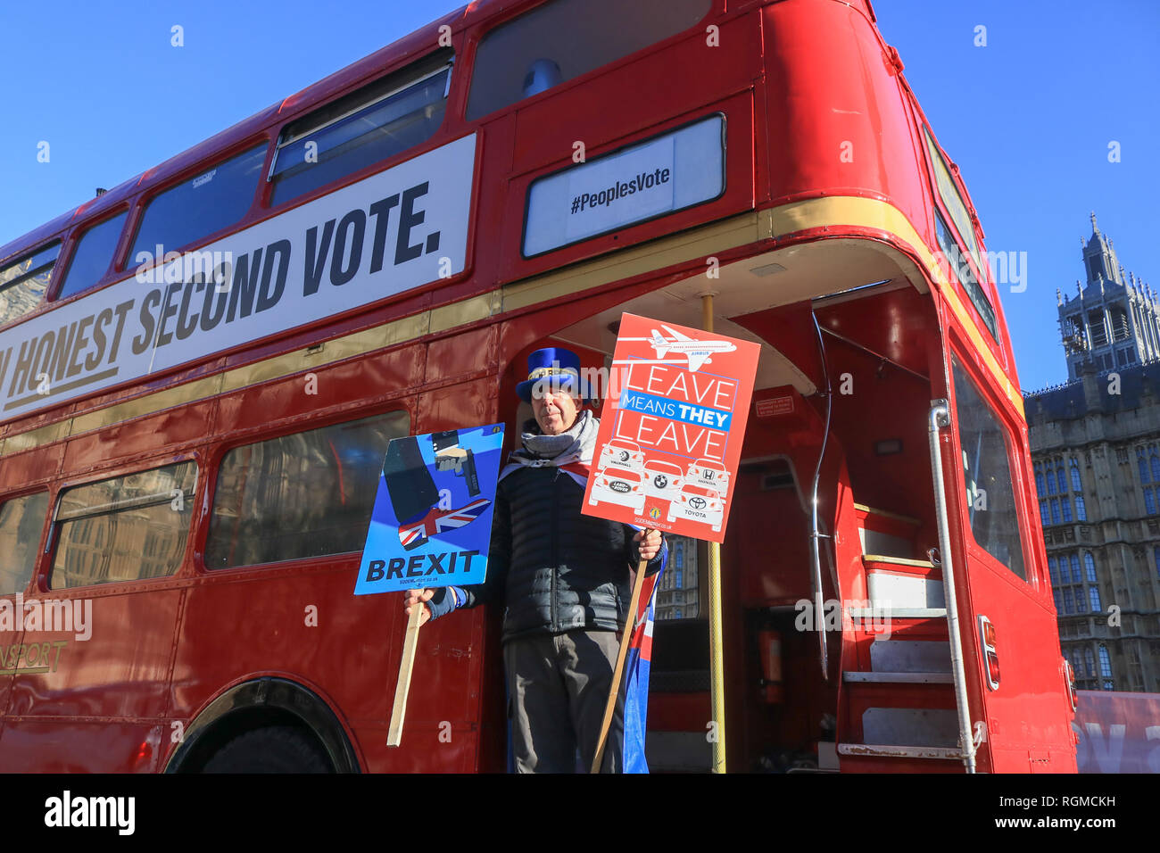 Londra, Regno Unito. 30 gen, 2019. Pro Europa diruttori Steve Bray fondatore di SODEM (Stand di Defiance Movimento Europeo) dimostra con cartelloni su un rosso autobus Routemaster fuori del Parlamento come membri del Parlamento europeo prepararsi a discutere di vari emendamenti per ritardare l'articolo 50 ed evitare un No Deal Brexit Credito: amer ghazzal/Alamy Live News Foto Stock