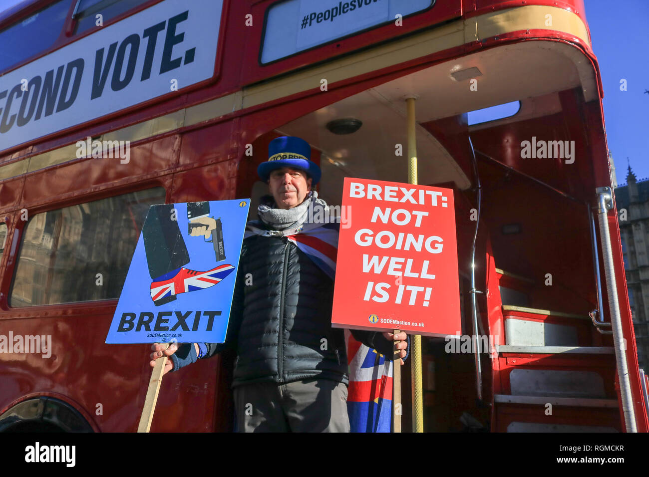 Londra, Regno Unito. 30 gen, 2019. Pro Europa diruttori Steve Bray fondatore di SODEM (Stand di Defiance Movimento Europeo) dimostra con cartelloni su un rosso autobus Routemaster fuori del Parlamento come membri del Parlamento europeo prepararsi a discutere di vari emendamenti per ritardare l'articolo 50 ed evitare un No Deal Brexit Credito: amer ghazzal/Alamy Live News Foto Stock