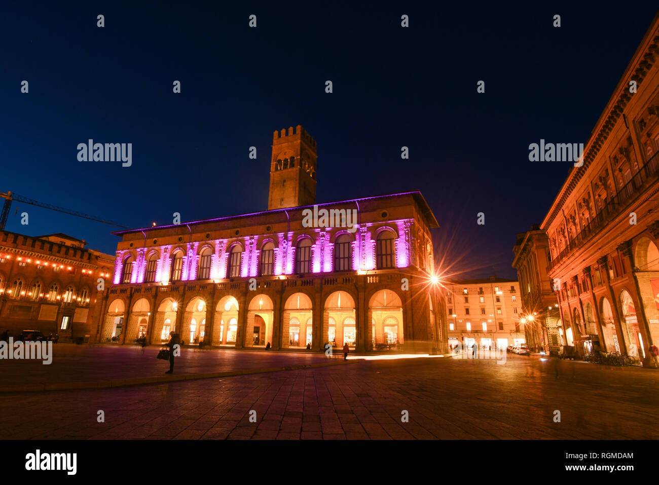 Foto di Massimo Paolone/LaPresse 29 gennaio 2019 Bologna, ItaliaSport CilcismoIl Giro d&#x2019;Italia partir&#xe0; dall&#x2019;Emilia Romagna (Bologna) l&#x2019;11 maggio per terminare tutti&#x2019;Arena di Verona il 2 giugno. Questa edizione della corsa rosa sar&#xe0; praticamente tutta italiana, con unico sconfinamento nella Repubblica di San Marino.Nella foto: il Palazzo del Podest&#xe0; illuminato di rosa per l'edizione 102 del Giro d'Italia Photo Massimo Paolone/LaPresse Gennaio 29, 2019 Bologna, ItalySport CyclismThe Giro d&#x2019;Italia partirà dalla Regione Emilia Romagna (Bologna) su Foto Stock