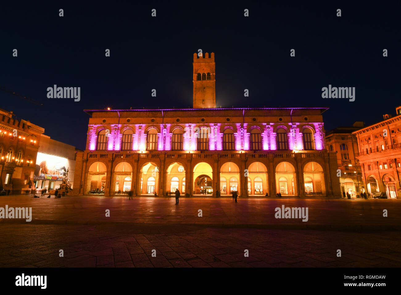 Foto di Massimo Paolone/LaPresse 29 gennaio 2019 Bologna, ItaliaSport CilcismoIl Giro d&#x2019;Italia partir&#xe0; dall&#x2019;Emilia Romagna (Bologna) l&#x2019;11 maggio per terminare tutti&#x2019;Arena di Verona il 2 giugno. Questa edizione della corsa rosa sar&#xe0; praticamente tutta italiana, con unico sconfinamento nella Repubblica di San Marino.Nella foto: il Palazzo del Podest&#xe0; illuminato di rosa per l'edizione 102 del Giro d'Italia Photo Massimo Paolone/LaPresse Gennaio 29, 2019 Bologna, ItalySport CyclismThe Giro d&#x2019;Italia partirà dalla Regione Emilia Romagna (Bologna) su Foto Stock