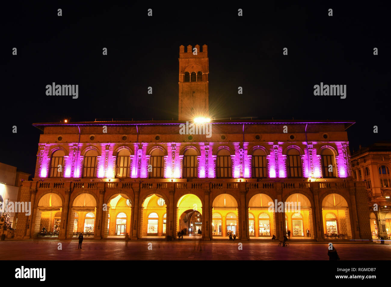 Foto di Massimo Paolone/LaPresse 29 gennaio 2019 Bologna, ItaliaSport CilcismoIl Giro d&#x2019;Italia partir&#xe0; dall&#x2019;Emilia Romagna (Bologna) l&#x2019;11 maggio per terminare tutti&#x2019;Arena di Verona il 2 giugno. Questa edizione della corsa rosa sar&#xe0; praticamente tutta italiana, con unico sconfinamento nella Repubblica di San Marino.Nella foto: il Palazzo del Podest&#xe0; illuminato di rosa per l'edizione 102 del Giro d'Italia Photo Massimo Paolone/LaPresse Gennaio 29, 2019 Bologna, ItalySport CyclismThe Giro d&#x2019;Italia partirà dalla Regione Emilia Romagna (Bologna) su Foto Stock