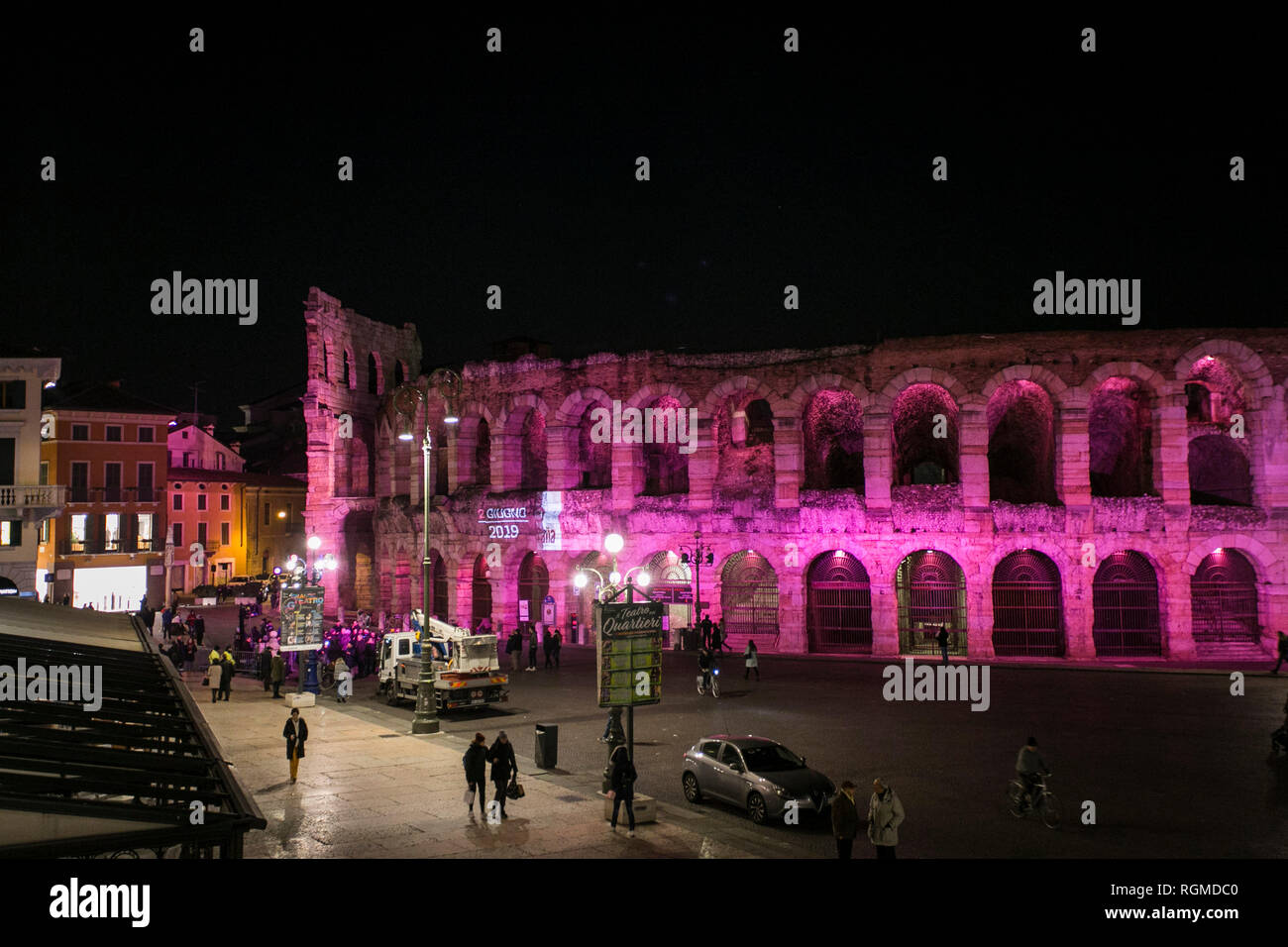 Foto Stefano De Grandis/LaPresse 29 gennaio 2019 Verona, ItaliaSport CilcismoIl Giro d&#x2019;Italia partir&#xe0; dall&#x2019;Emilia Romagna (Bologna) l&#x2019;11 maggio per terminare tutti&#x2019;Arena di Verona il 2 giugno. Questa edizione della corsa rosa sar&#xe0; praticamente tutta italiana, con unico sconfinamento nella Repubblica di San Marino.Nella foto: l'Arena di Verona illuminata di rosa per l'edizione 102 del Giro d'Italia foto Stefano De Grandis/LaPresse Gennaio 29, 2019 Verona, ItalySport CyclismThe Giro d&#x2019;Italia partirà dalla Regione Emilia Romagna (Bologna) su 11 Foto Stock