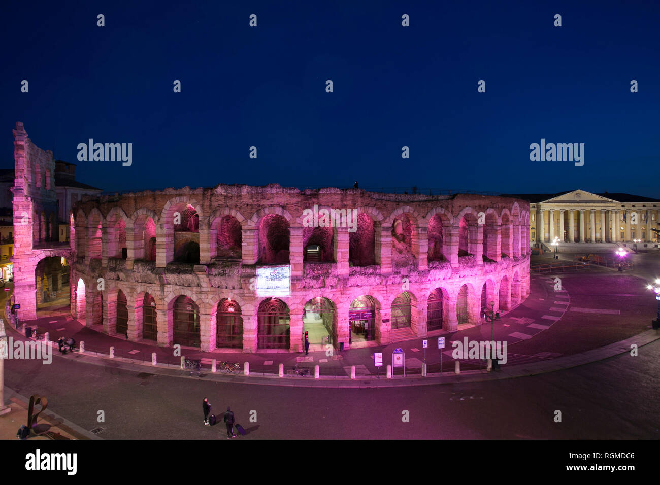 Foto Stefano De Grandis/LaPresse 29 gennaio 2019 Verona, ItaliaSport CilcismoIl Giro d&#x2019;Italia partir&#xe0; dall&#x2019;Emilia Romagna (Bologna) l&#x2019;11 maggio per terminare tutti&#x2019;Arena di Verona il 2 giugno. Questa edizione della corsa rosa sar&#xe0; praticamente tutta italiana, con unico sconfinamento nella Repubblica di San Marino.Nella foto: l'Arena di Verona illuminata di rosa per l'edizione 102 del Giro d'Italia foto Stefano De Grandis/LaPresse Gennaio 29, 2019 Verona, ItalySport CyclismThe Giro d&#x2019;Italia partirà dalla Regione Emilia Romagna (Bologna) su 11 Foto Stock