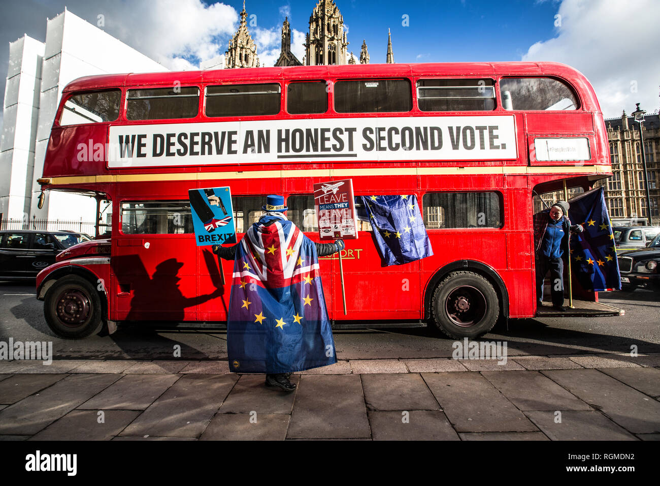 Londra, Regno Unito. 30 gen, 2019. Brexit contestatori fuori casa del Parlamento, Whitehall di Londra, Regno Unito. 30 gen, 2019. Inghilterra, Regno Unito Anti-Brexit manifestanti cercando un voto popolare guidare un autobus a due piani oltre le case di Parliamnet mentre il primo ministro britannico Theresa Maggio ha ora ottenuto di rinegoziare i termini di Britan lasciando la UE e trovare lontano attorno al fermo irlandese. Credito: Jeff Gilbert/Alamy Live News Foto Stock