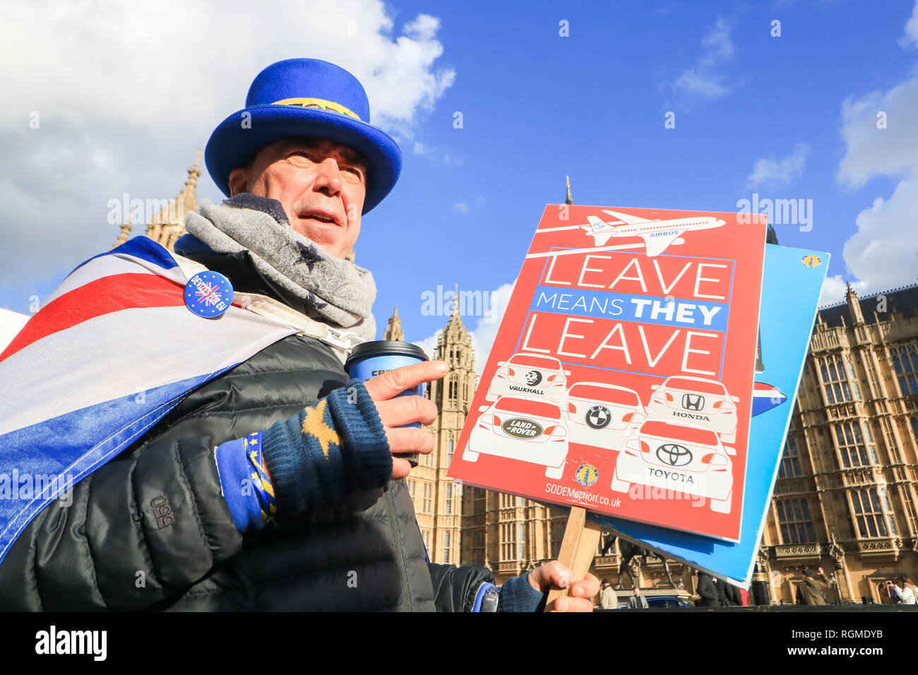 Londra, Regno Unito. 30 gennaio 2019.Pro Europa diruttori Steve Bray fondatore di SODEM (Stand di Defiance Movimento Europeo) dimostra con cartelli al di fuori del Parlamento Credito: amer ghazzal/Alamy Live News Foto Stock