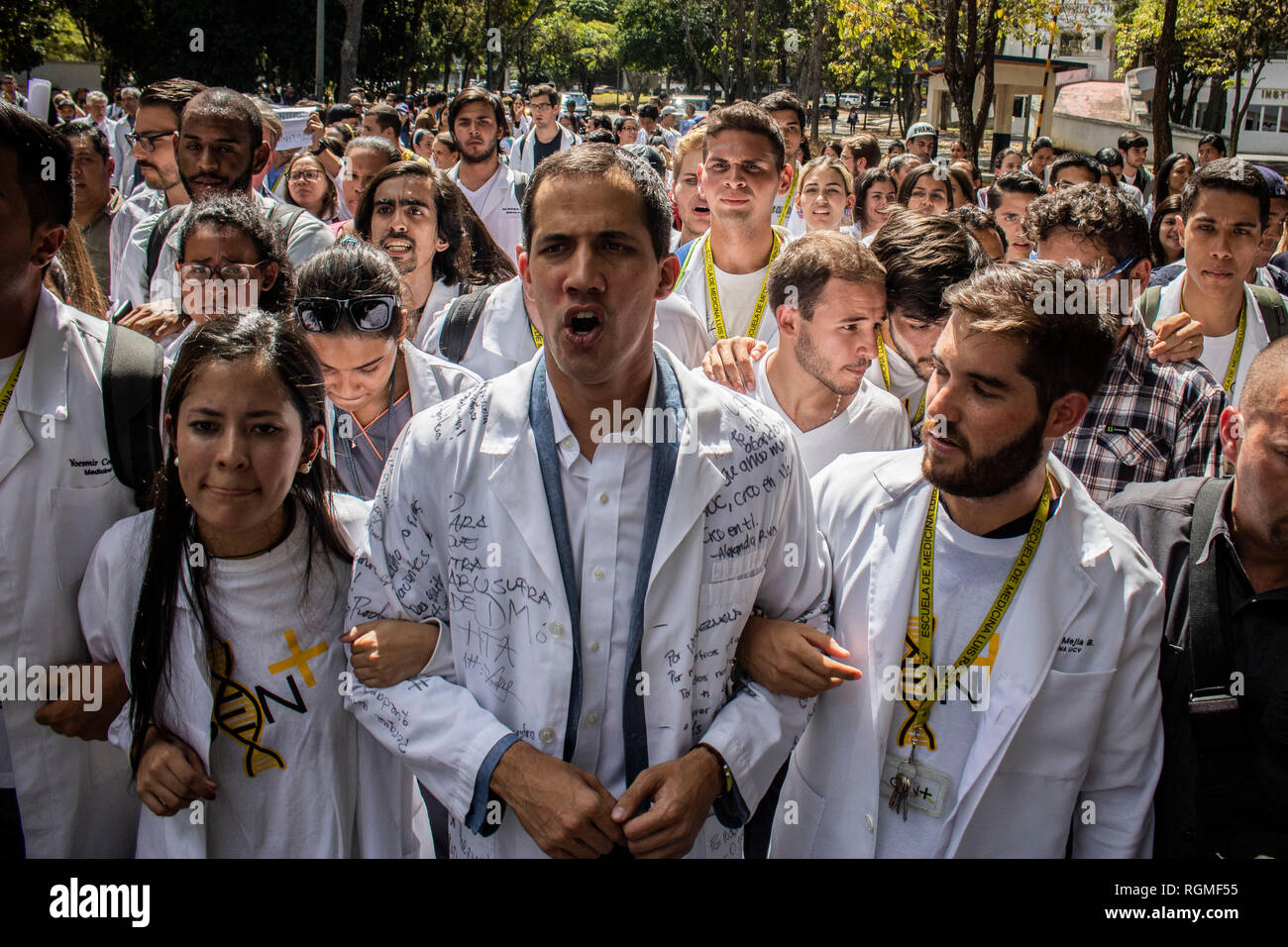Caracas, Venezuela. 30 gen, 2019. Juan Guaido (M), l'auto-proclamato presidente ad interim, marche contro il governo del presidente Maduro in camice bianco con il personale sanitario e i medici e studenti di medicina. In mezzo alla lotta di potere tra il governo e l'opposizione, dimostranti contro il controverso capo di stato Maduro hanno nuovamente preso per le strade in Venezuela. Credito: Rayneri Pena/dpa/Alamy Live News Foto Stock