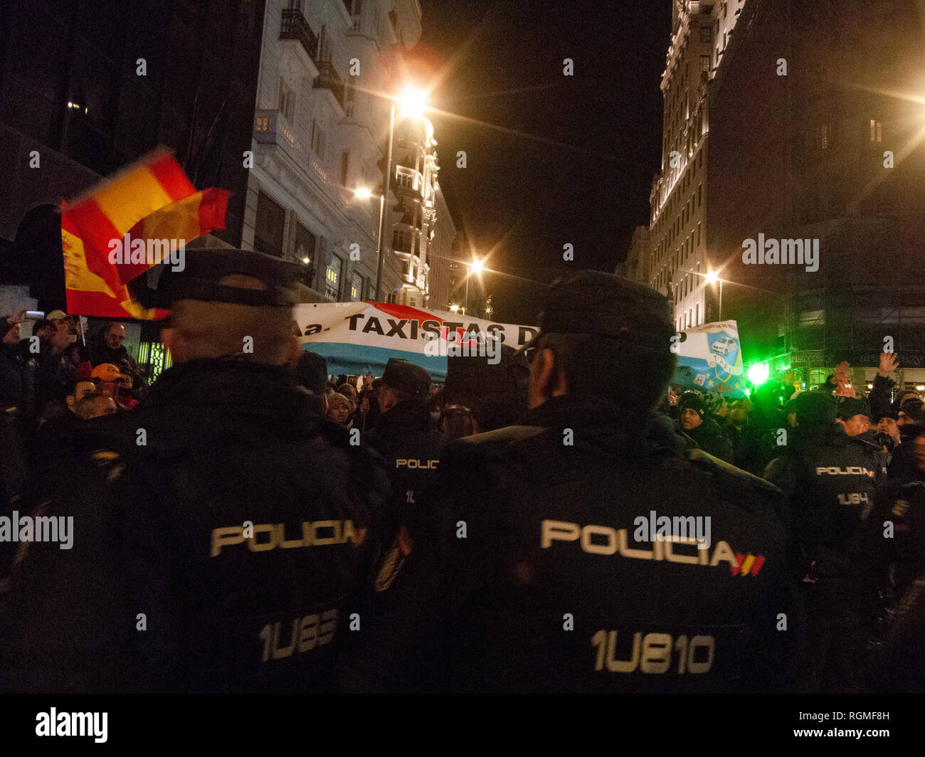 Madrid, Spagna. Il 30 gennaio, 2019. La polizia blocca la dimostrazione di conducenti di taxi che protestavano contro il veicolo noleggiato aziende come Uber o Cabify in Gran Via Street. Credito: Valentin Sama-Rojo/Alamy Live News. Foto Stock