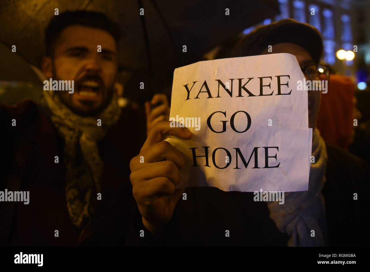 Madrid, Madrid, Spagna. 30 gen, 2019. Un uomo visto tenendo un cartello dicendo Yankee Go Home durante la protesta.Circa 150 persone si sono radunate a Puerta del Sol di Madrid per protestare che mostra il supporto per NicolÃ¡s Maduro. Credito: John Milner/SOPA Immagini/ZUMA filo/Alamy Live News Foto Stock