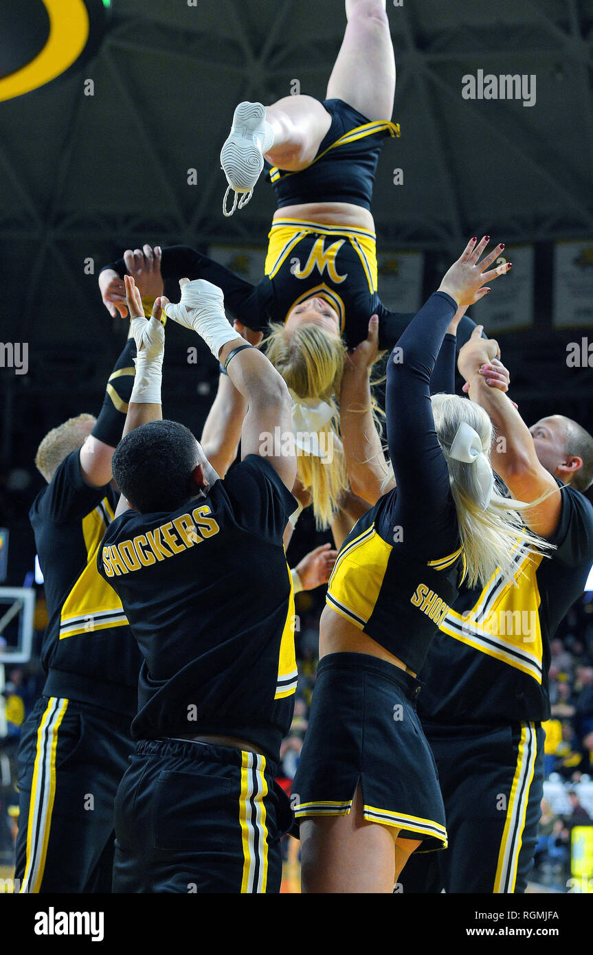 Wichita, Kansas, Stati Uniti d'America. 30 gen, 2019. La Wichita State cheerleaders Shockers intrattenere durante un timeout durante il NCAA Pallacanestro tra la SMU Mustangs e Wichita State Shockers a Charles Koch Arena di Wichita, Kansas. Kendall Shaw/CSM/Alamy Live News Foto Stock