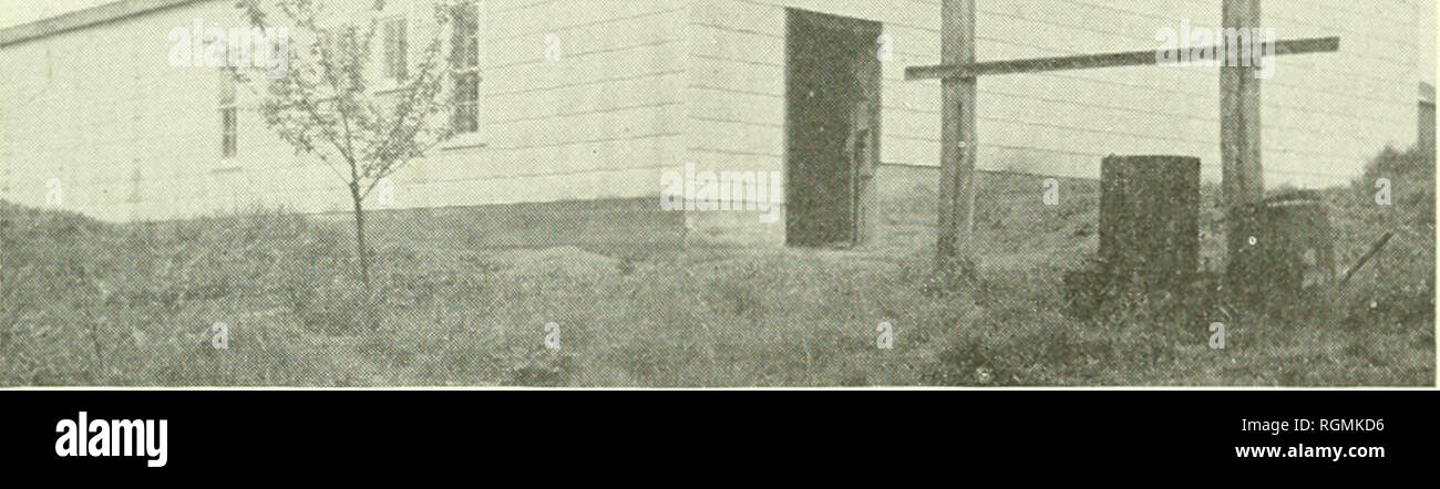 . Bollettino - Massachusetts Stazione di Esperimento Agricola. Agricoltura -- Massachusetts. Mi . La figura 6. Raffreddato ad aria di storage. Nuovi piani di costruzione del telaio isolato con dieci pollici di trucioli; metallo del tetto in amianto e la copertura di tegole su pareti; scatola lo stoccaggio sopra; sala imballaggio e il cavalletto del carrello lungo un lato, separati da un setto. Il centro di apertura sulla parete lunga in vista superiore mostra ingresso alla ventola e le porte in prossimità di estremità sono utilizzati come uscite per l'aria calda così come per le porte di carico. La vista inferiore mostra finestre in camera di scaffalatura.. Si prega di notare che queste immagini sono estratte da s Foto Stock