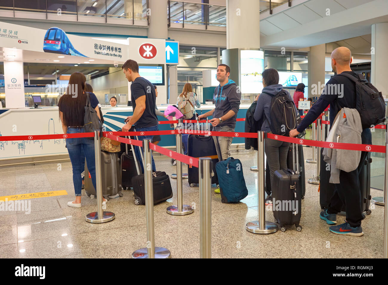 HONG KONG - circa novembre, 2016: persone stare in coda per il treno tikets all'Aeroporto Internazionale di Hong Kong. Foto Stock