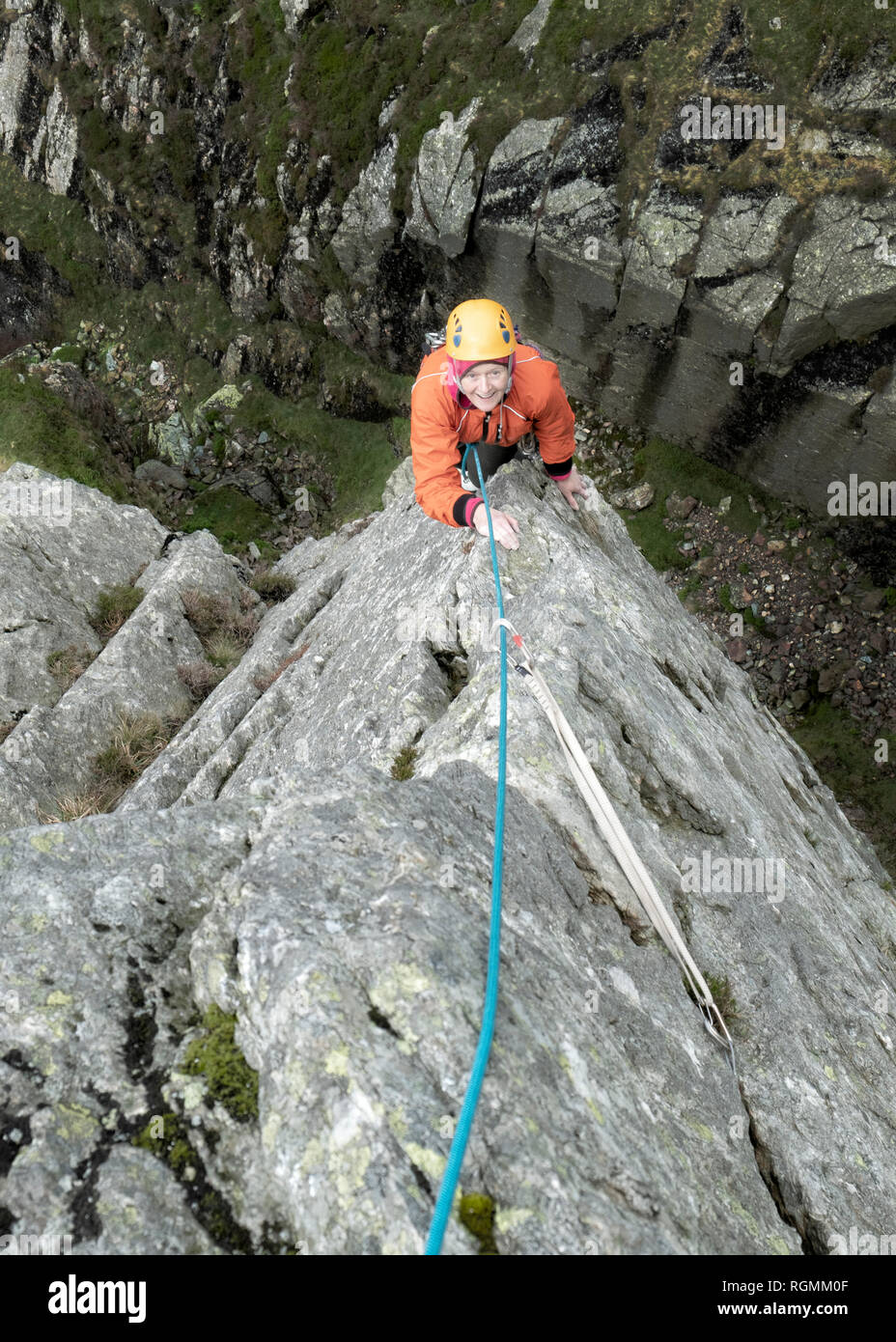 Inghilterra, Langdale Valley, Gimmer falesia, femmina climber su roccia Foto Stock