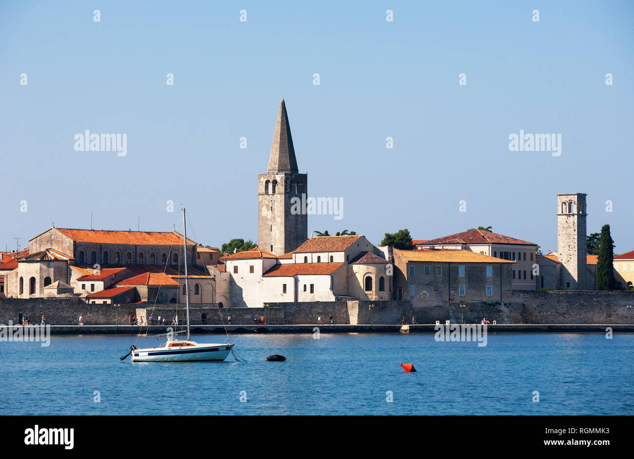 Croazia, Istria, Parenzo, città vecchia, Basilica Eufrasiana, promenade Foto Stock