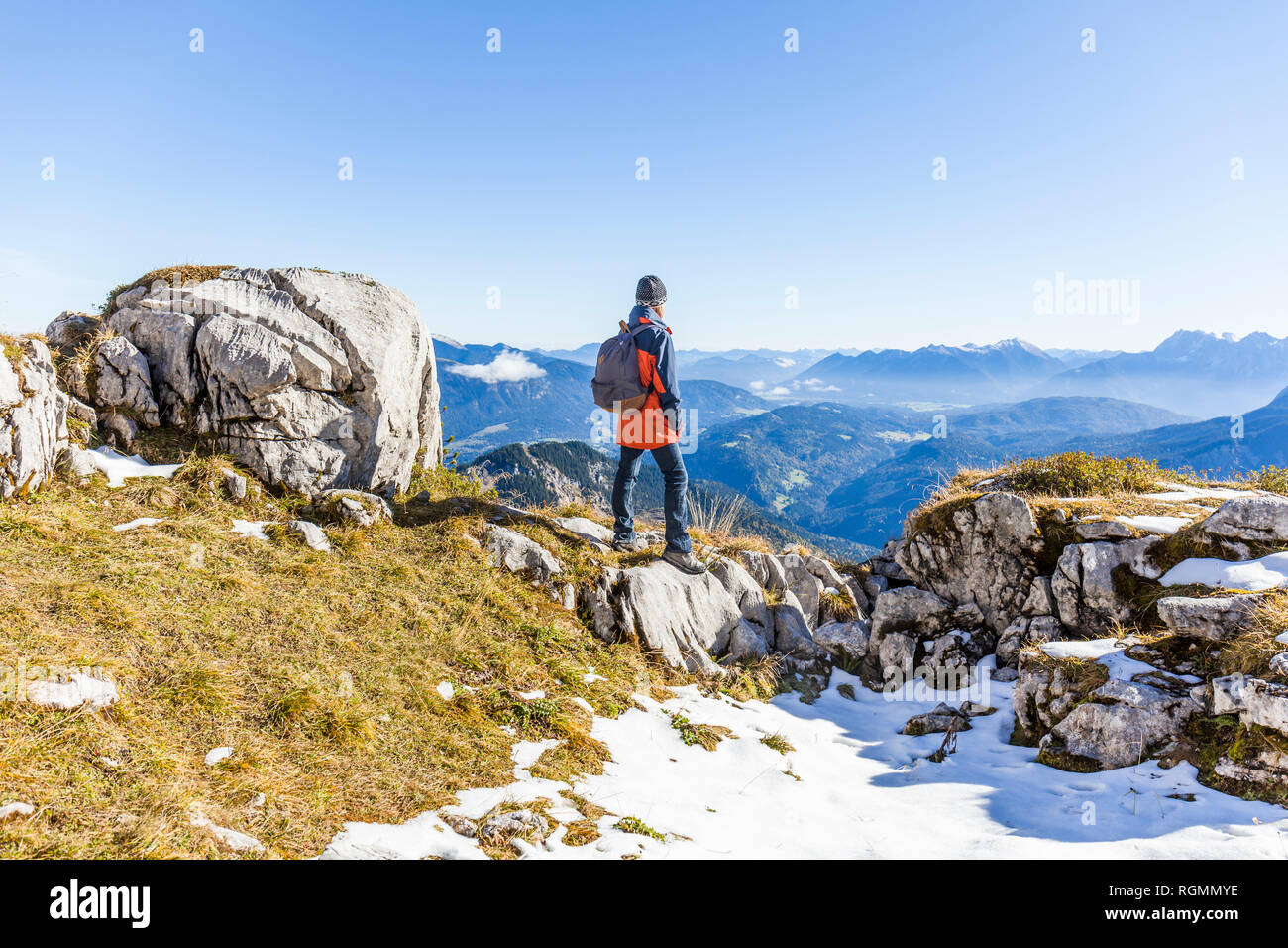 Germania, Garmisch-Partenkirchen, Alpspitze, Osterfelderkopf, femmina escursionista in punto di vista guardando a vista Foto Stock