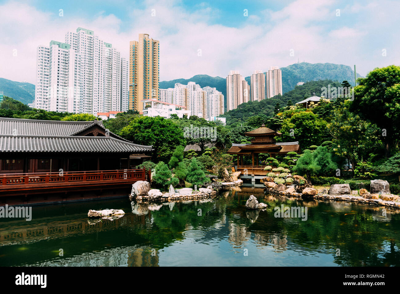 Cina, Hong Kong, Diamond Hill, laghetto in Giardino Nan Lian circondato da grattacieli Foto Stock