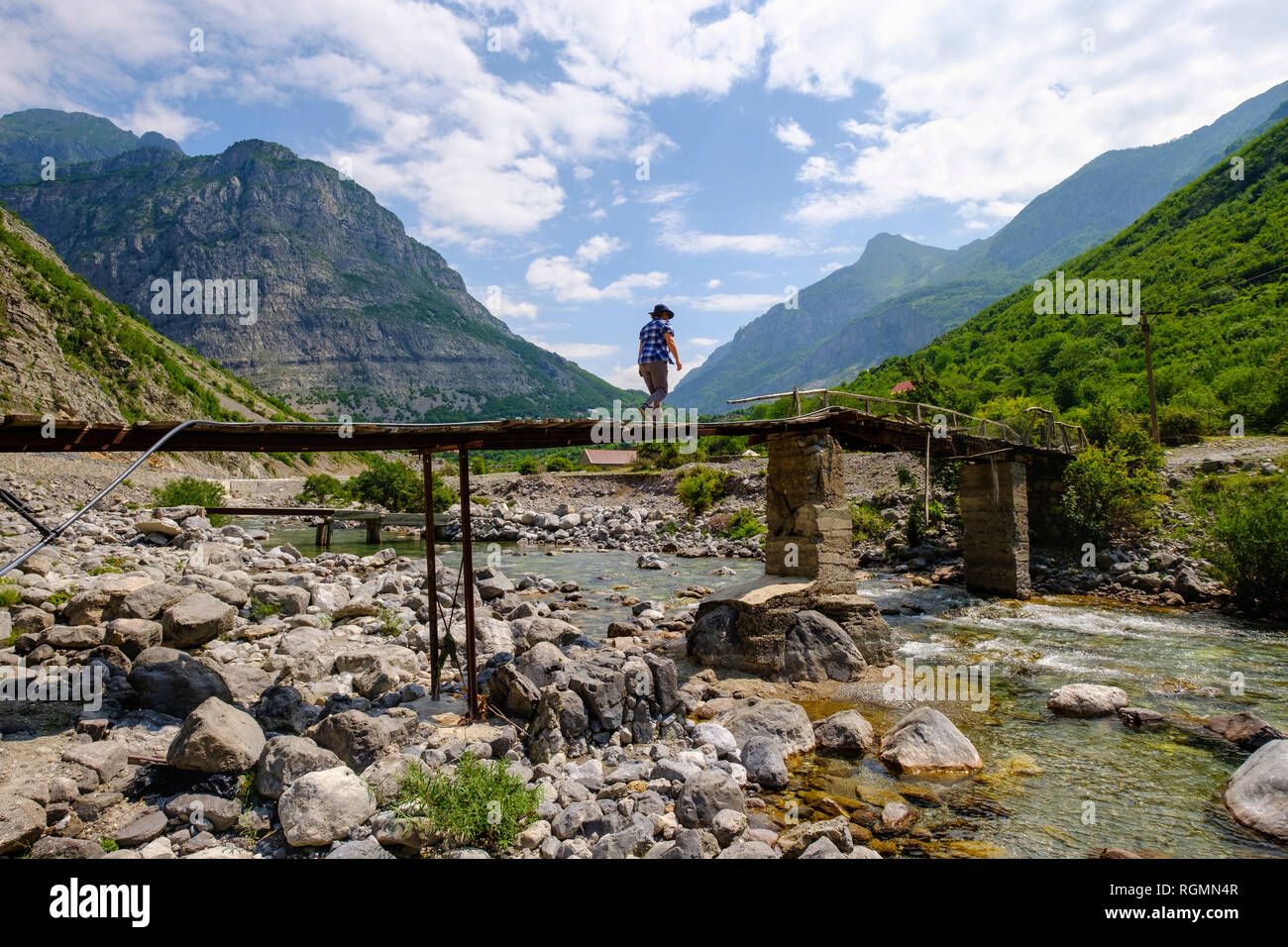 Albania, Scutari County, Alpi Albanesi, Cem Canyon, escursionista sul ponte sul fiume Cem Foto Stock