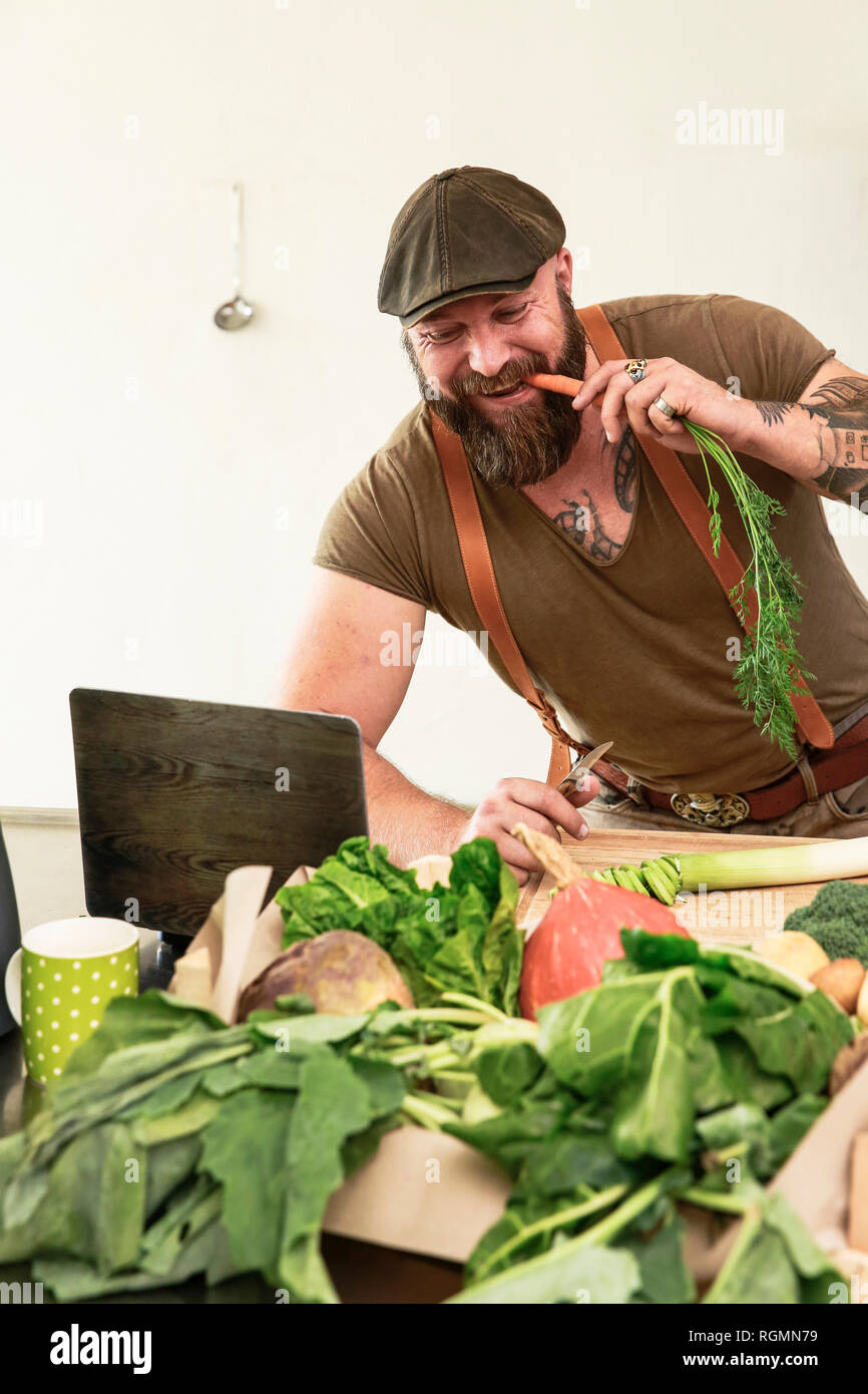 Uomo maturo provando vegetarian online-ricette Foto Stock