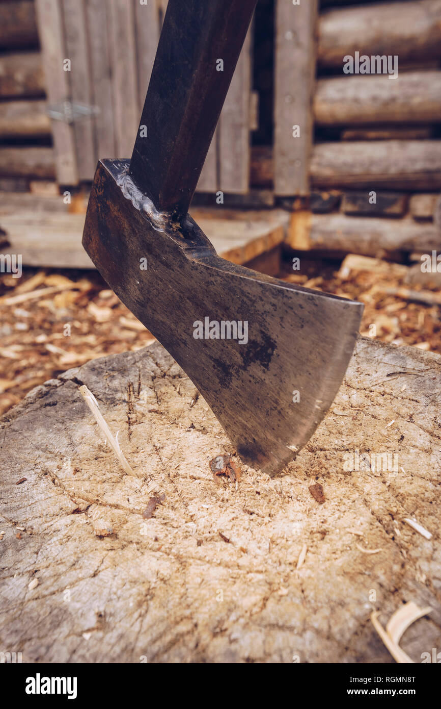 Ax su un blocco di legno, close up Foto Stock