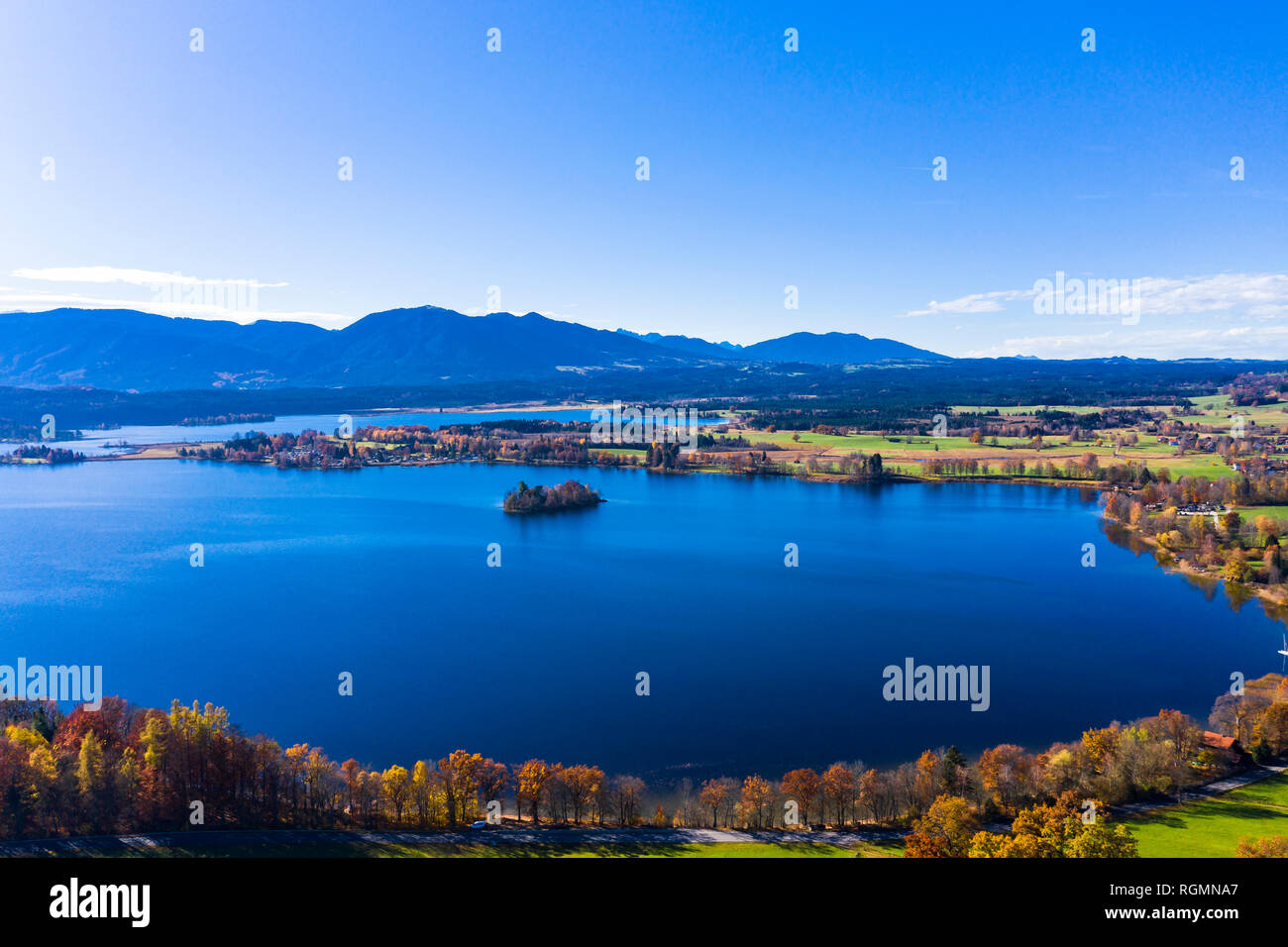 In Germania, in Baviera, Est Allgaeu, Garmisch-Partenkirchen district, Alpine Foreland, vista aerea del lago Staffelsee con le isole Foto Stock