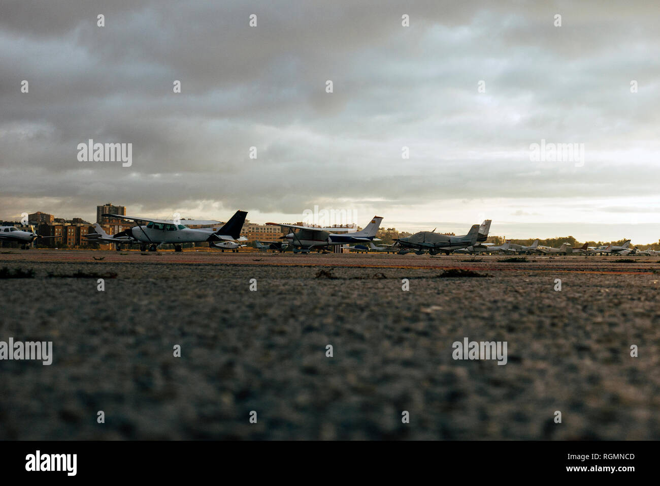 Aeromobili leggeri all aeroporto di sera, livello di superficie Foto Stock