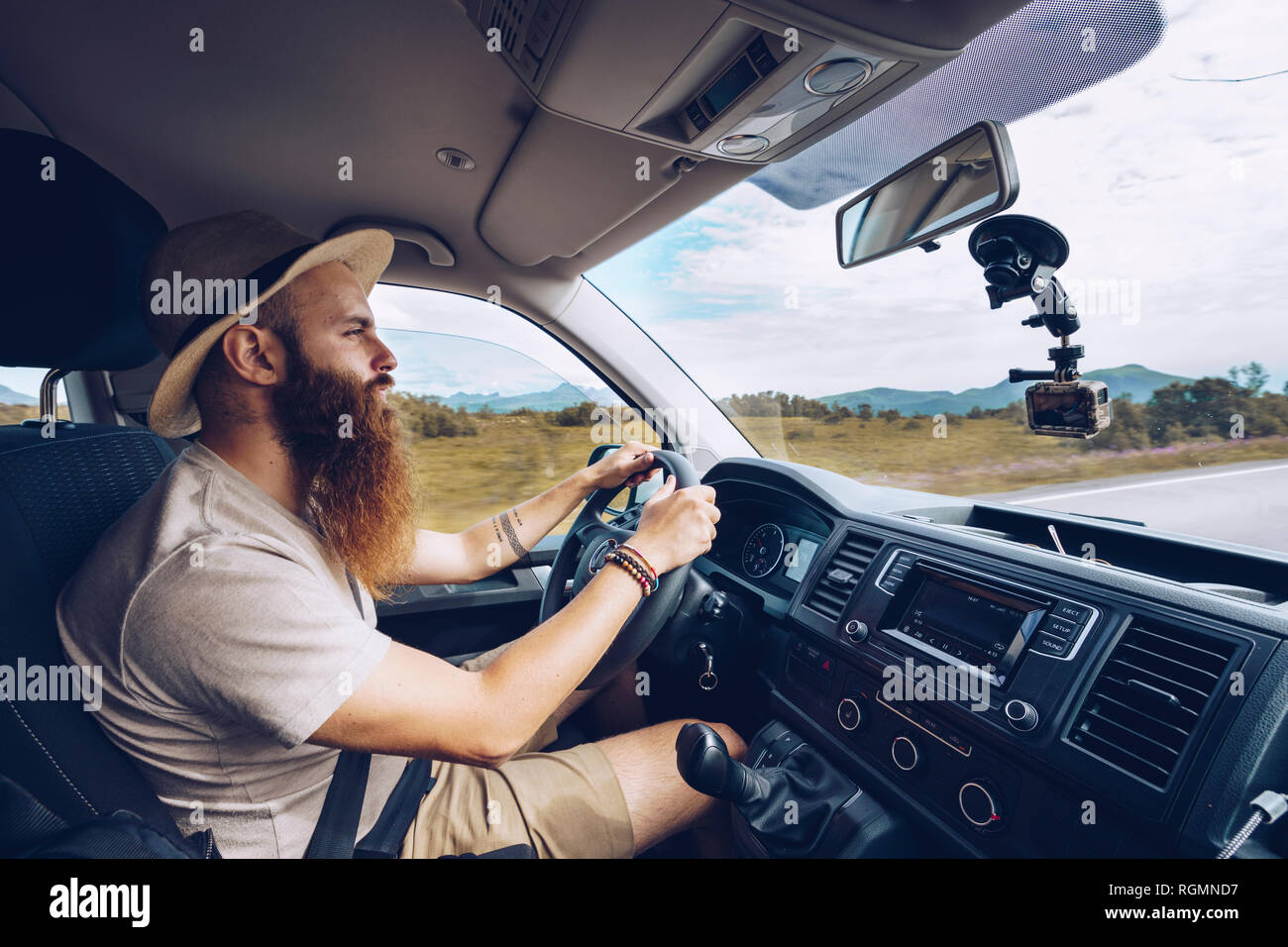 Norvegia, Lofoten, uomo barbuto la guida Foto Stock