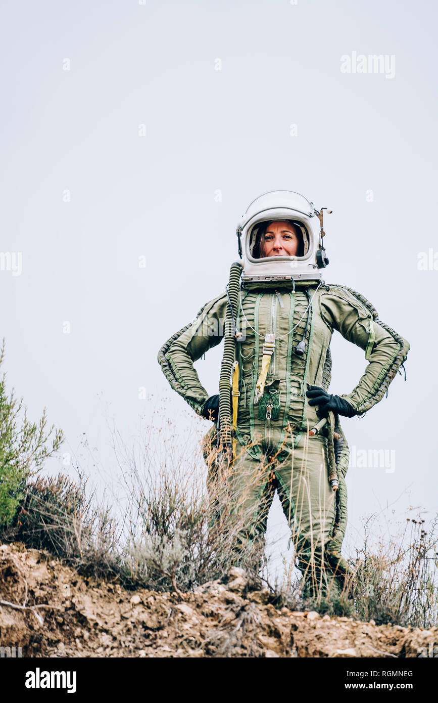 Donna in tuta spaziale esplorando la natura Foto Stock