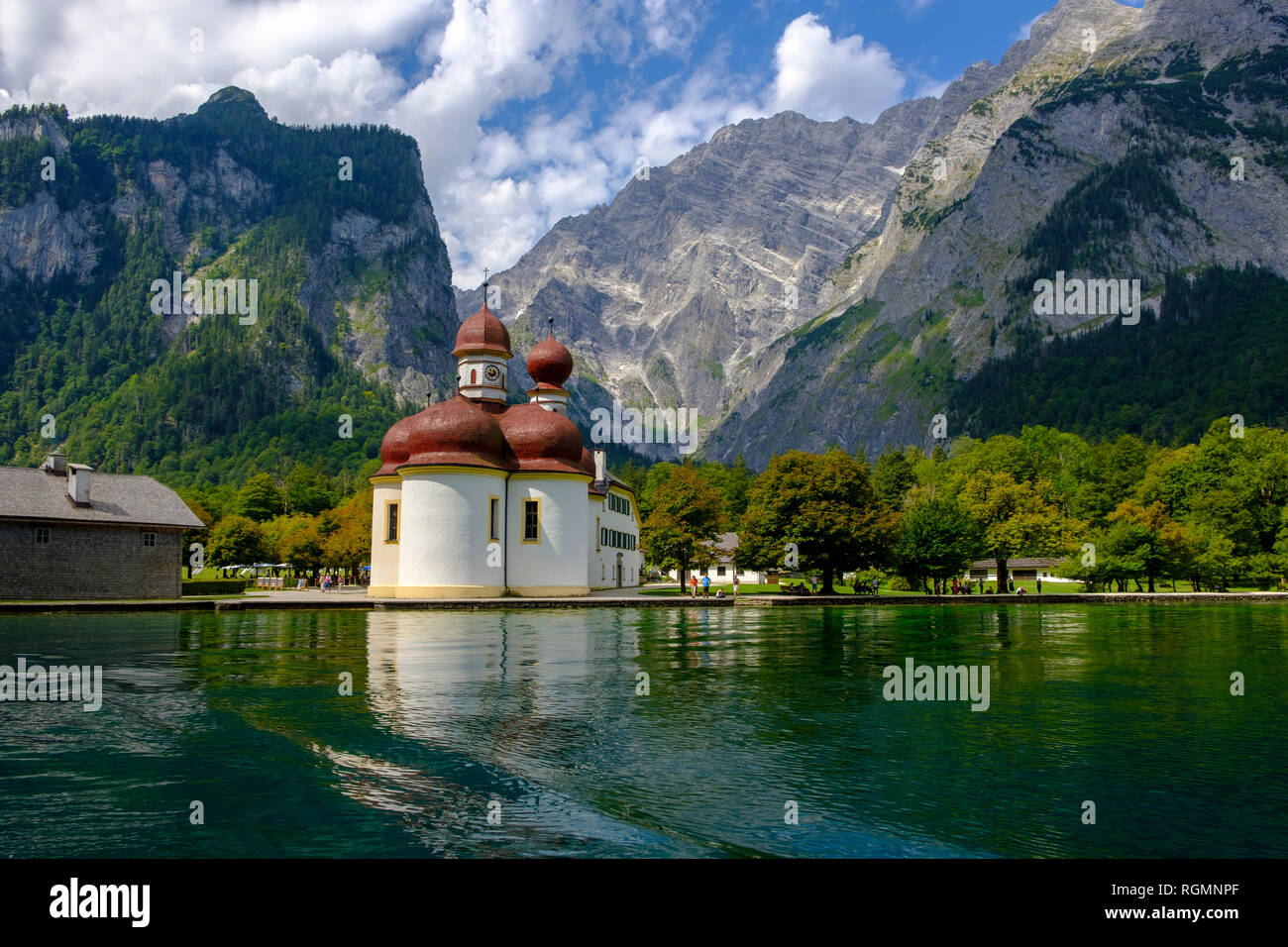 In Germania, in Baviera, Baviera, Parco Nazionale di Berchtesgaden, Watzmann Fronte Orientale, vista di San Bartholomae chiesa presso il lago Koenigssee Foto Stock