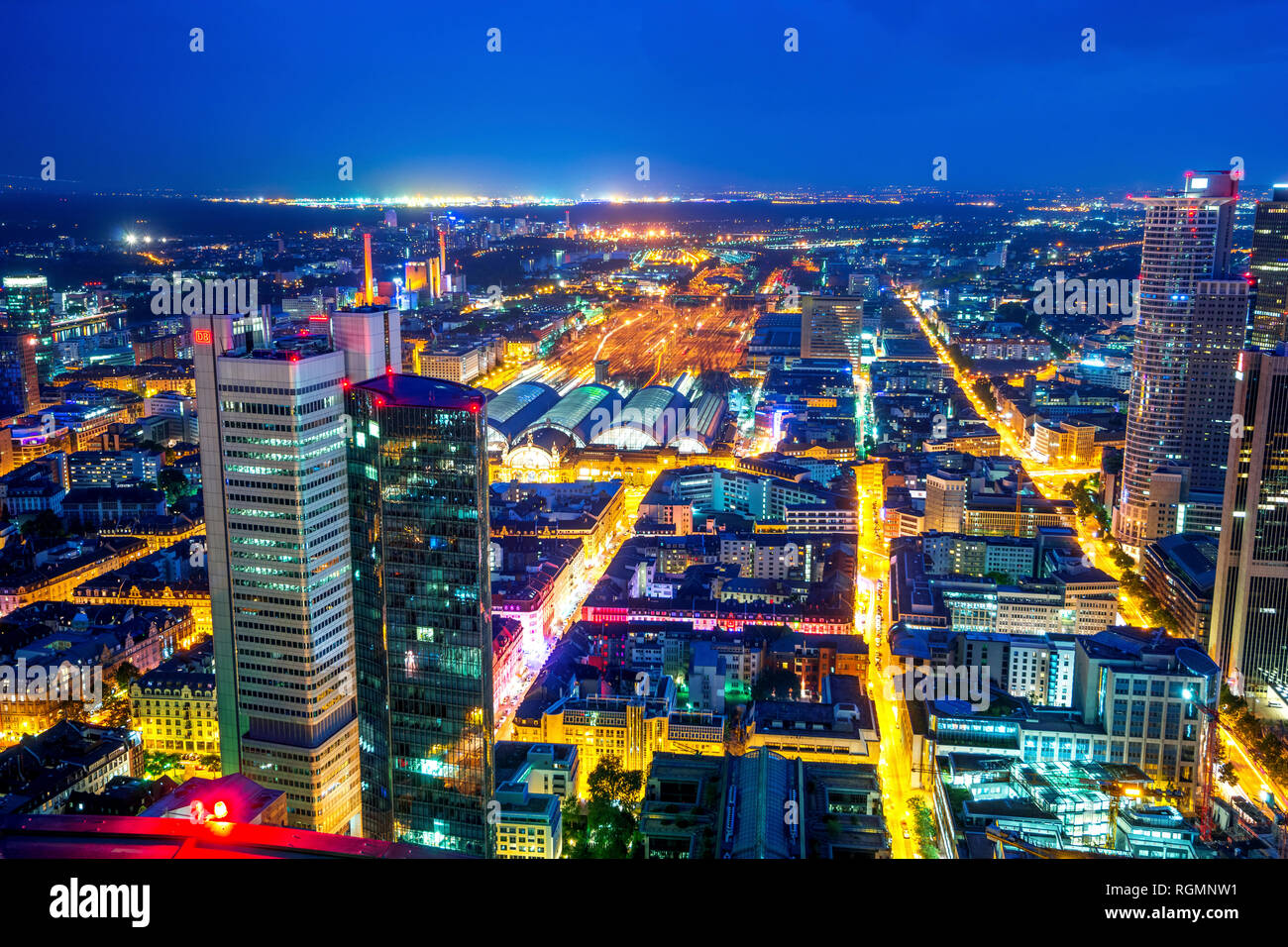 Germania, Hesse, Francoforte, vista dalla torre principale, vista città, blu ora Foto Stock
