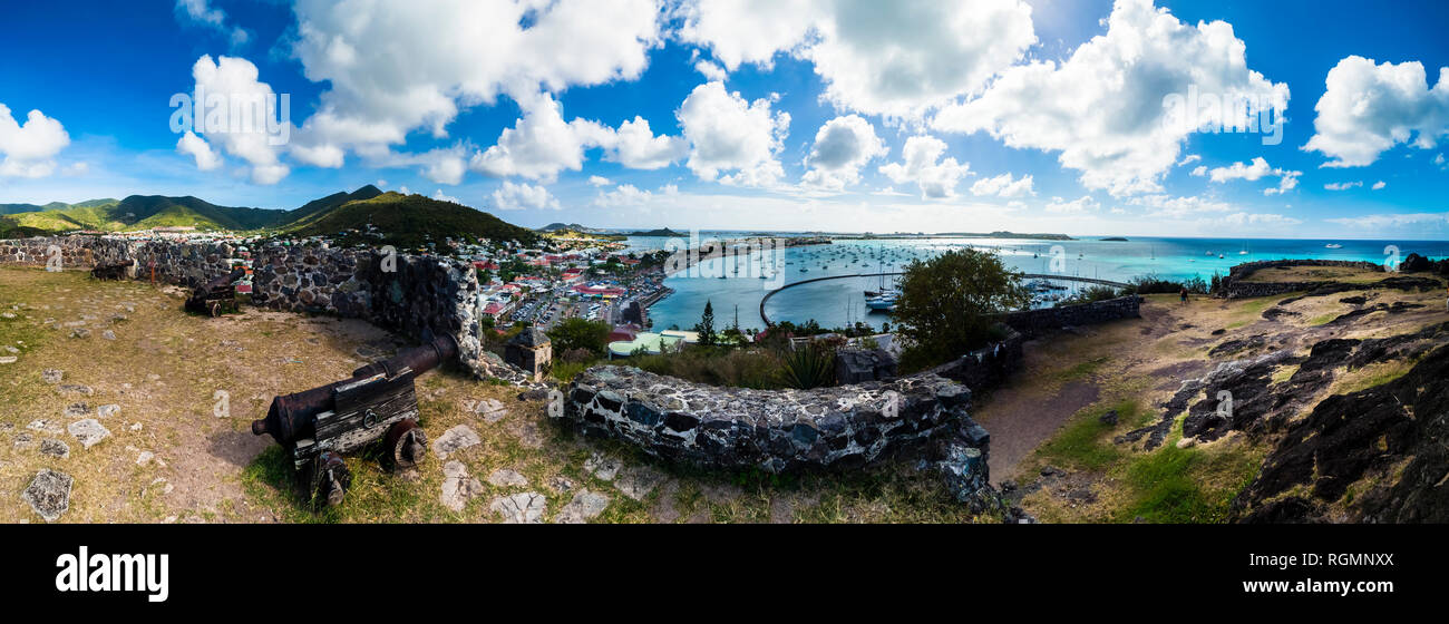Caraibi, Sint Maarten, vista di Marigot Bay e la massa di sabbia Foto Stock