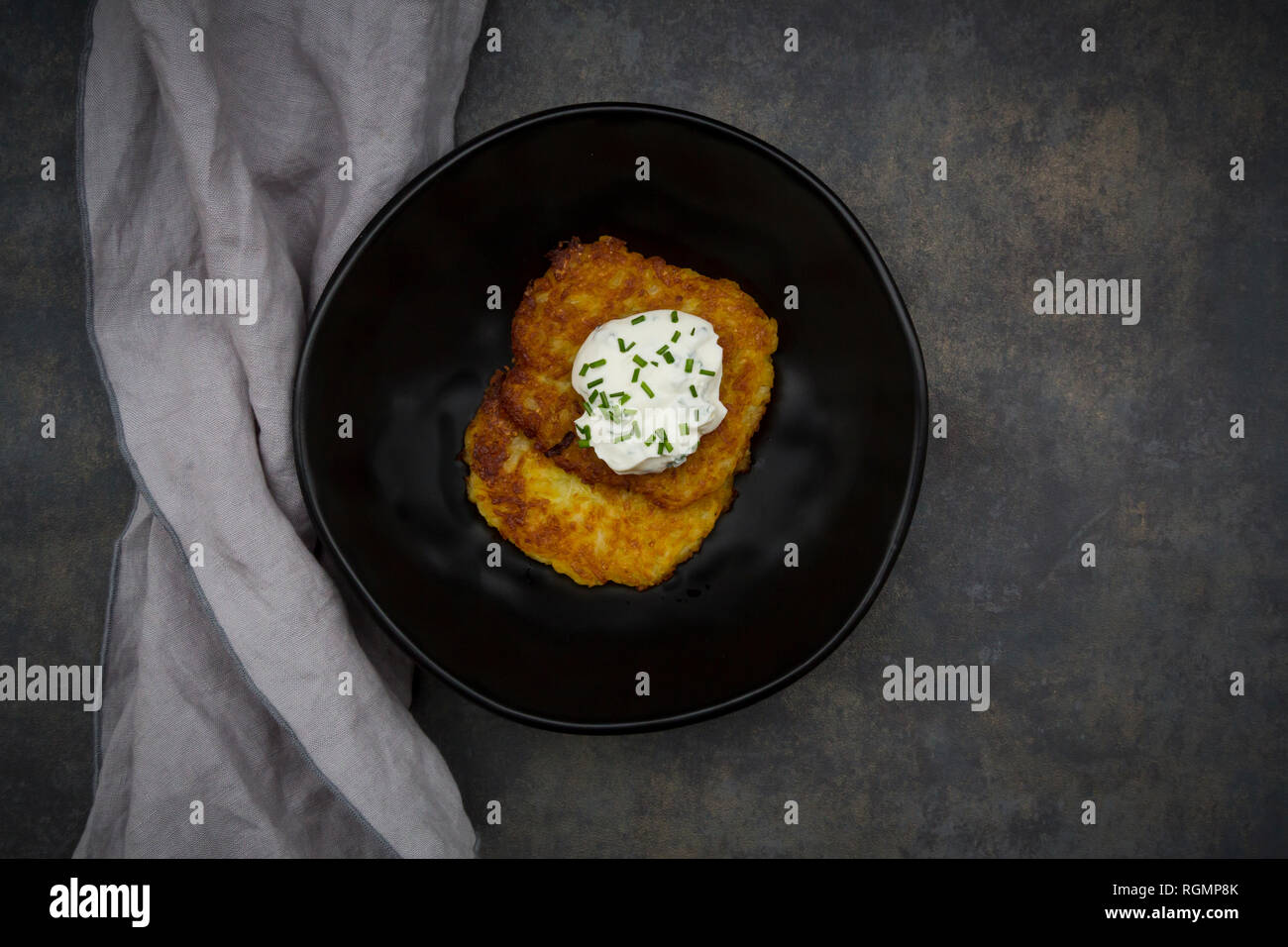 Frittelle di patate erborinati con la ricotta in una terrina Foto Stock
