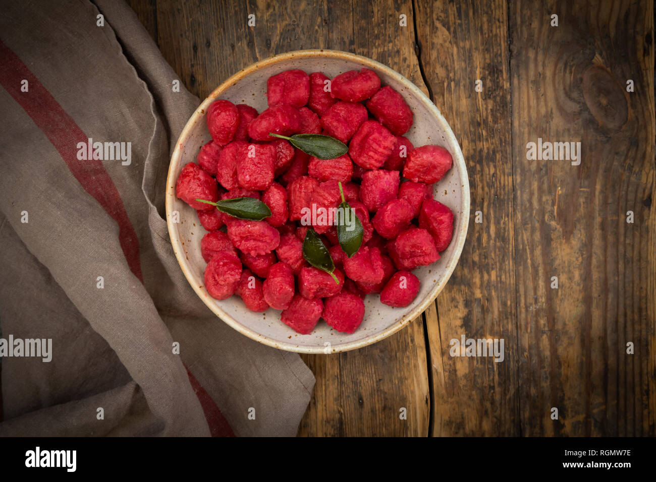 In casa gnocchi di barbabietola nel recipiente Foto Stock