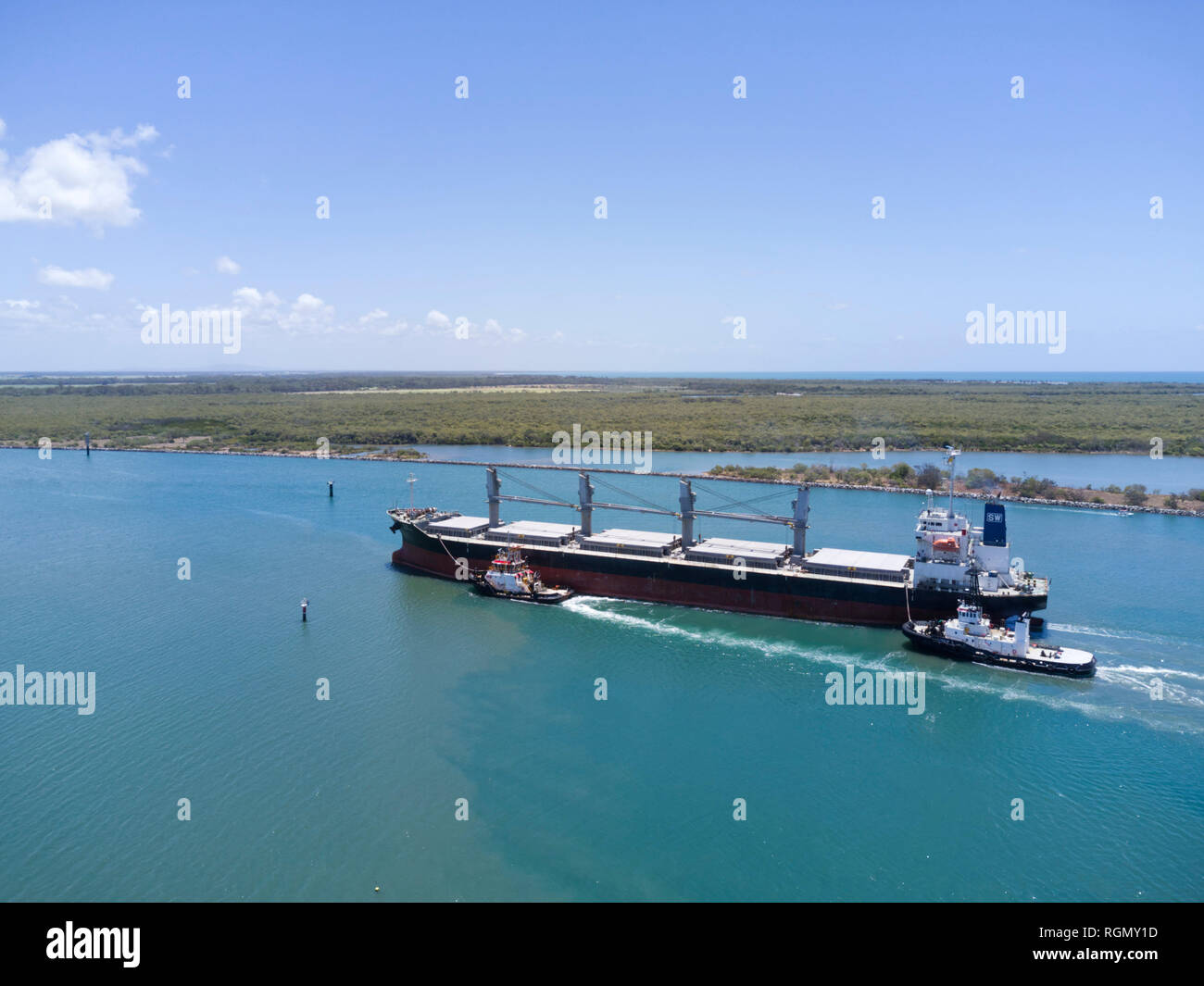 Antenna portarinfuse nave sul fiume Burnett ormeggio presso il terminale dello zucchero con l'assistenza di due rimorchiatori Port Bundaberg Queensland Australia Foto Stock