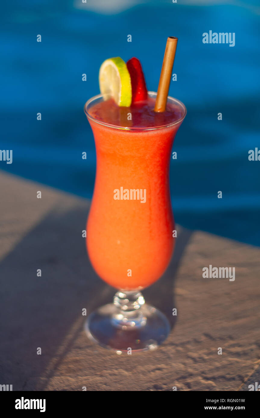 Una bevanda rinfrescante al netto per la piscina. Foto Stock