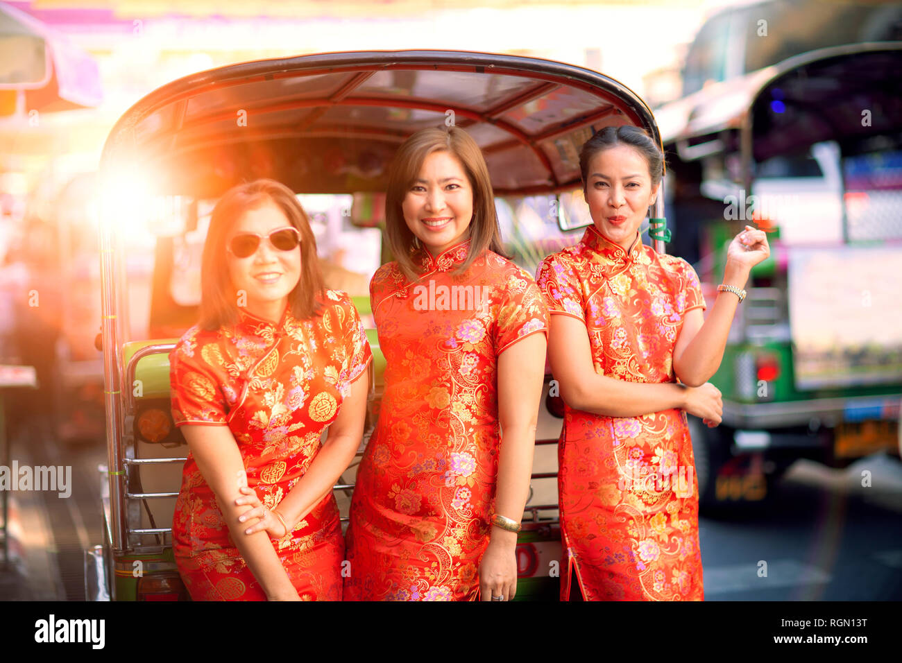 Tre asiatici donna che indossa la tradizione cinese vestiti in yaowarat street Bangkok in Thailandia Foto Stock