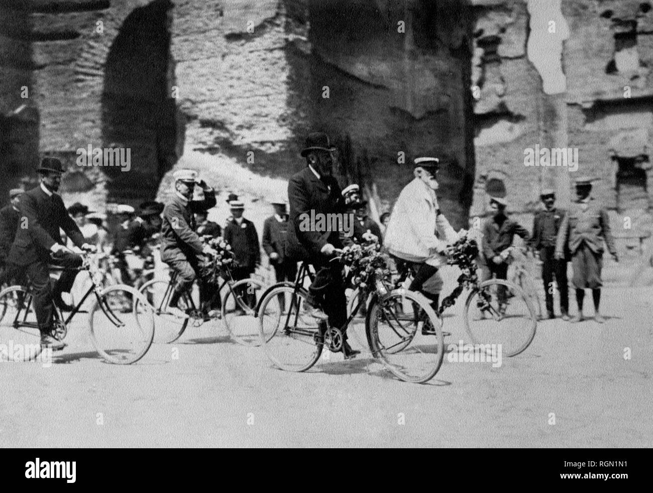 Italia, Roma, sfilata dei soci tci in bicicletta, 1905 Foto Stock