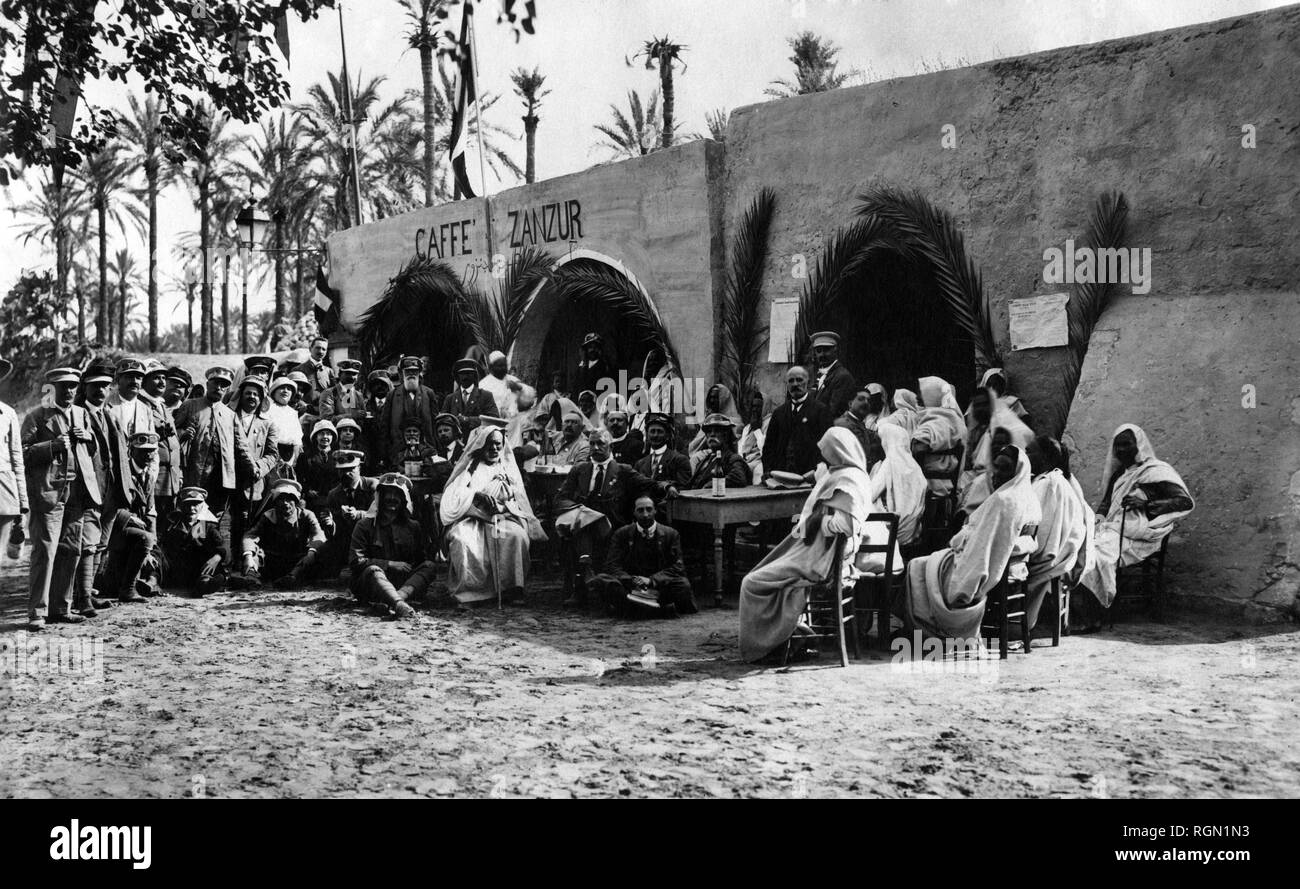 Africa, Libia, un gruppo di soci TCI durante un'escursione, 1914 Foto Stock