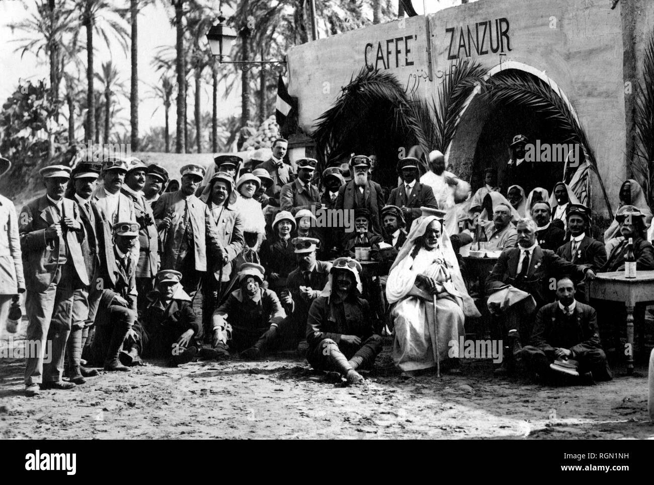 Africa, Libia, un gruppo di soci TCI durante un'escursione, 1914 Foto Stock