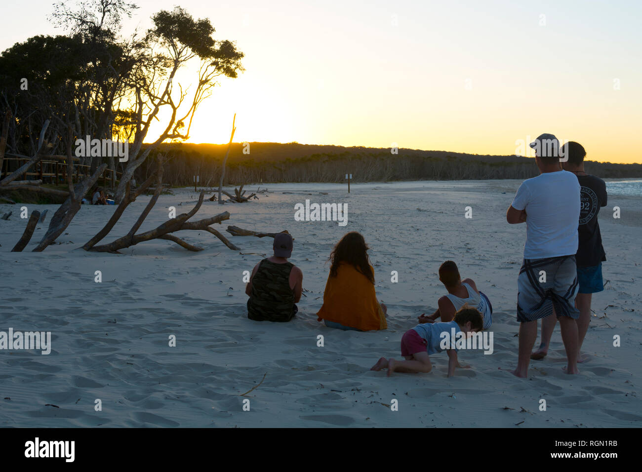 La gente a guardare il tramonto a Flinders Beach, Point Lookout, North Stradbroke Island, Queensland, Australia Foto Stock