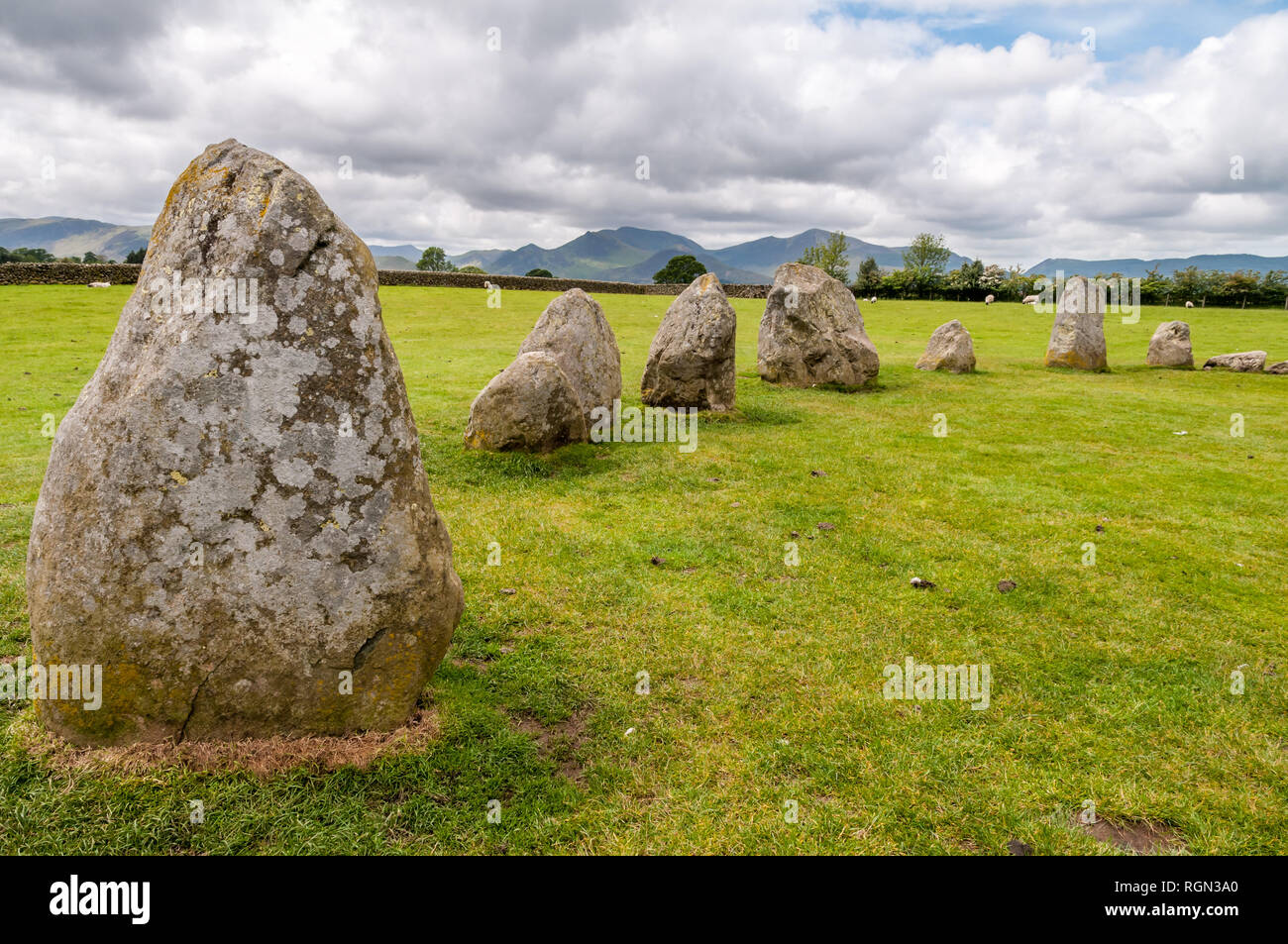 Il Castlerigg Stone Circle Near Keswick nel Lake District inglese, Cumbria, Inghilterra. Si tratta di un parzialmente nuvoloso giorno durante la primavera. Foto Stock