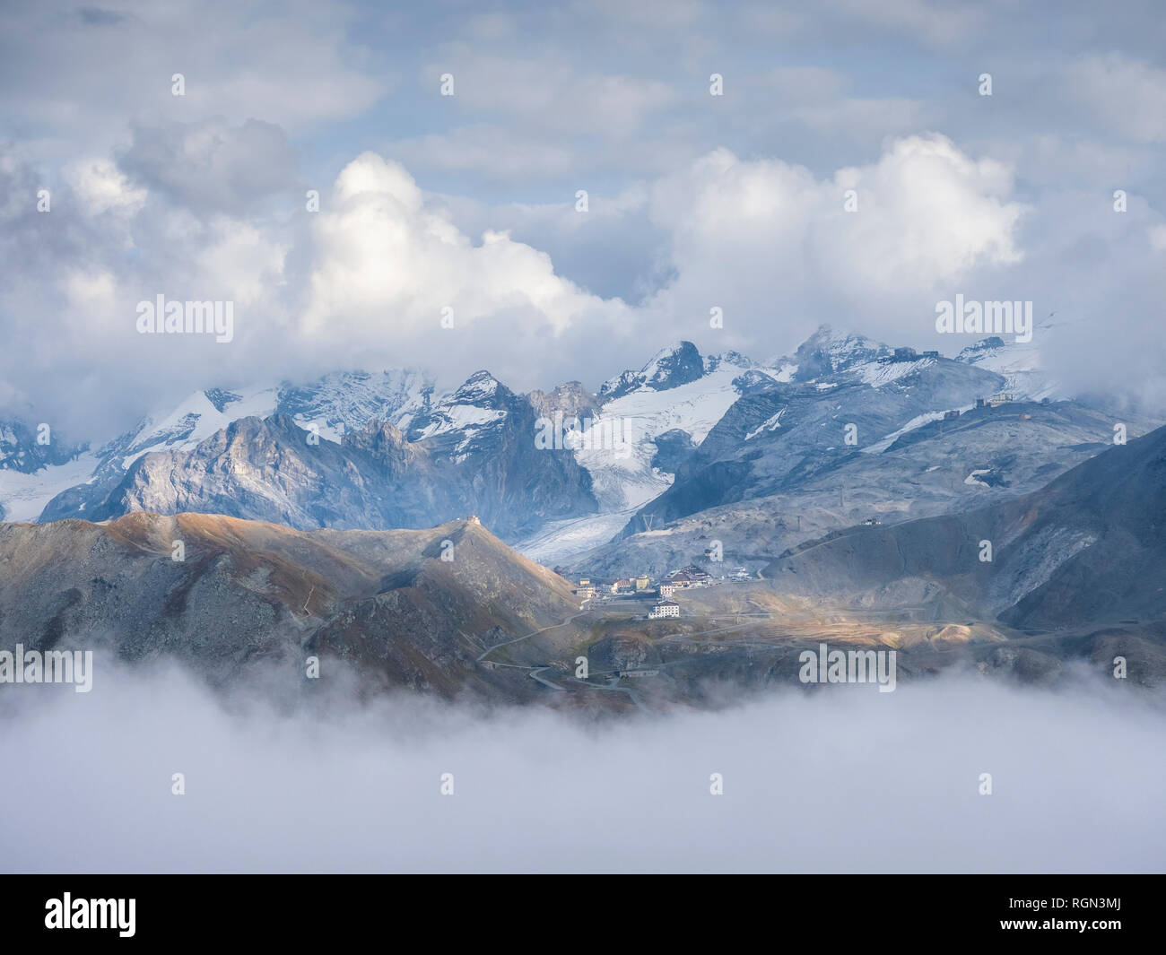 La regione di bordo Italia Svizzera, paesaggio di montagna con vista al Passo dello Stelvio e il massiccio dell'Ortles Foto Stock