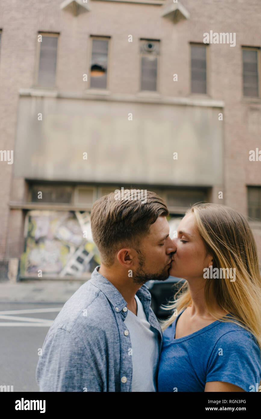 Affettuosa coppia giovane baciare in città Foto Stock