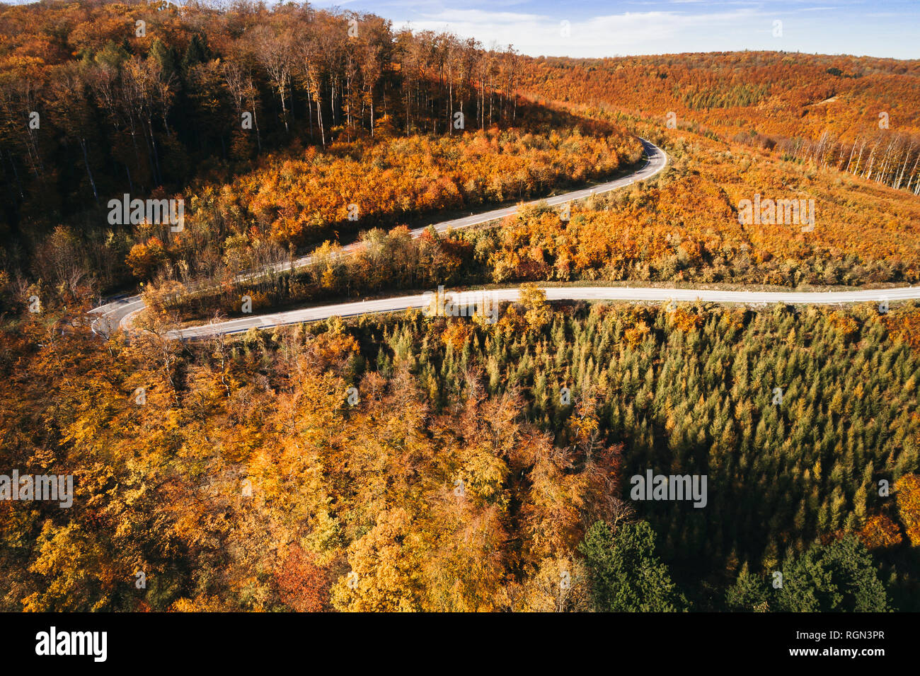 Austria Bassa Austria Vienna Woods, Exelberg, vista aerea su una soleggiata giornata autunnale su un avvolgimento mountainroad Foto Stock