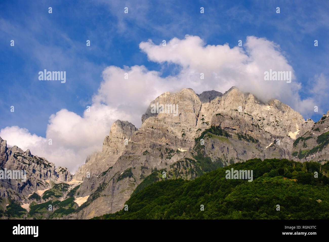 Albania, Scutari County, Alpi Albanesi, Theth National Park, Theth, montagne nella luce della sera Foto Stock