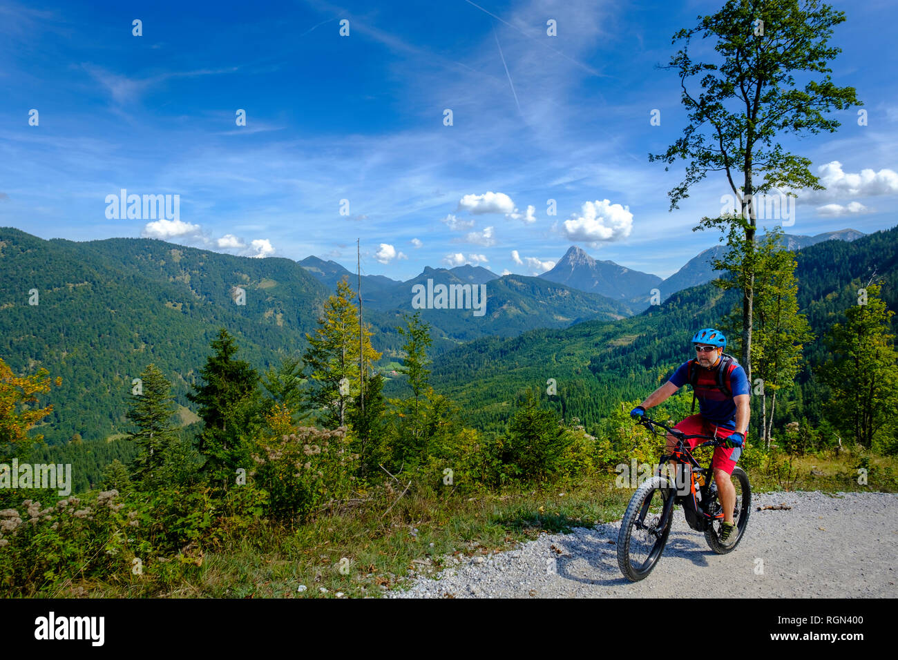 Austria, Tirolo, Juifen, Rotwand pascoli di montagna, uomini maturi in mountain bike Foto Stock