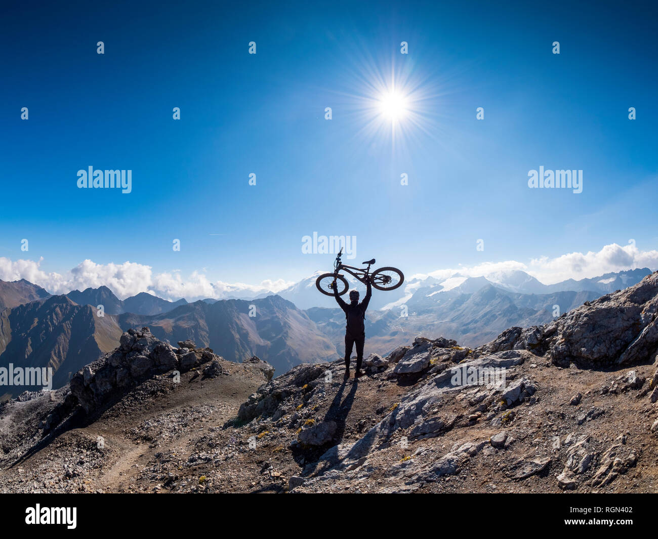 La regione di bordo Italia Svizzera, allietarla uomo con mountainbike sul picco del Piz Umbrail Foto Stock