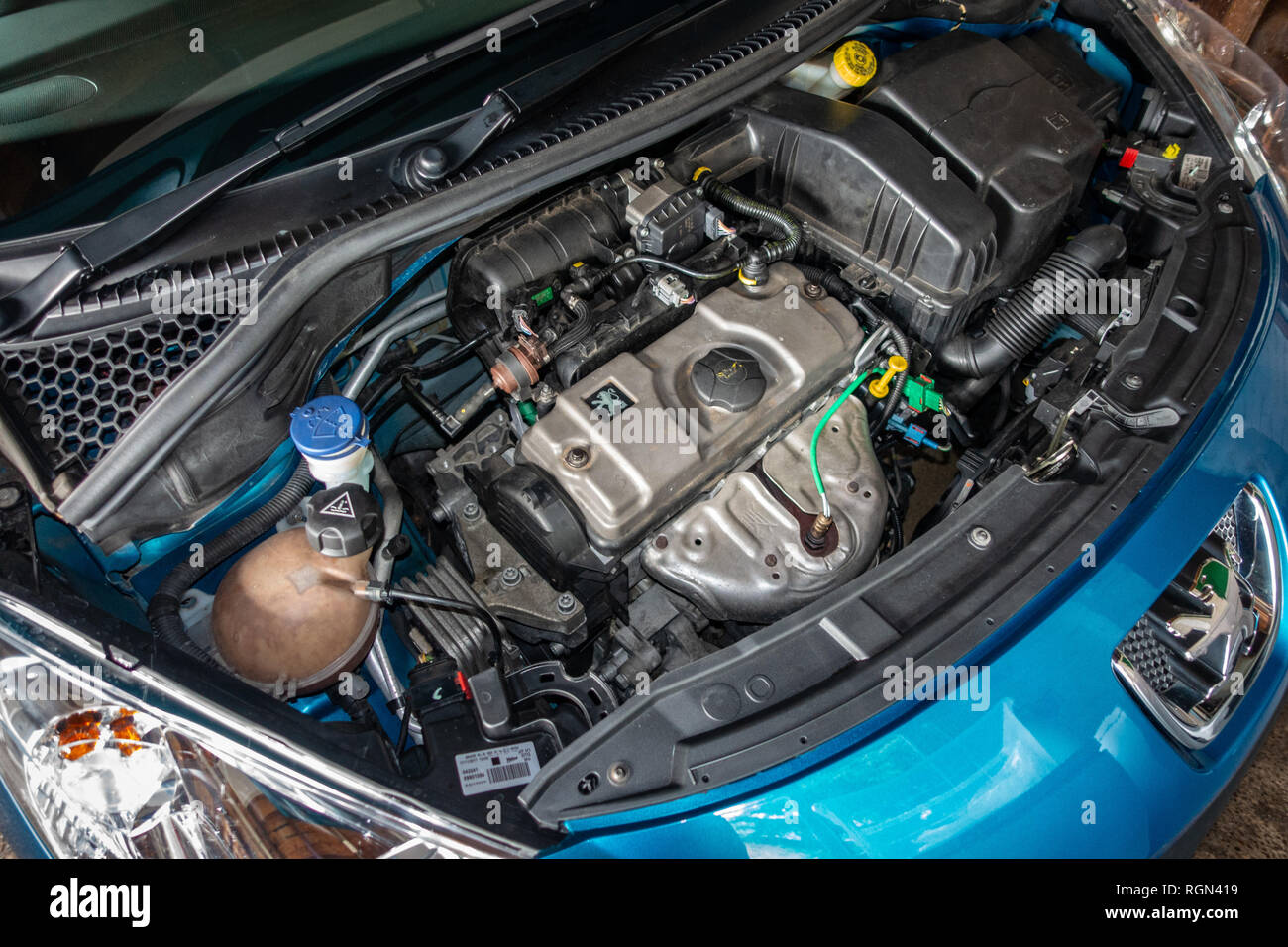 Aprire il cofano del cofano che mostra una Peugeot 207 auto a motore in  Inghilterra Foto stock - Alamy
